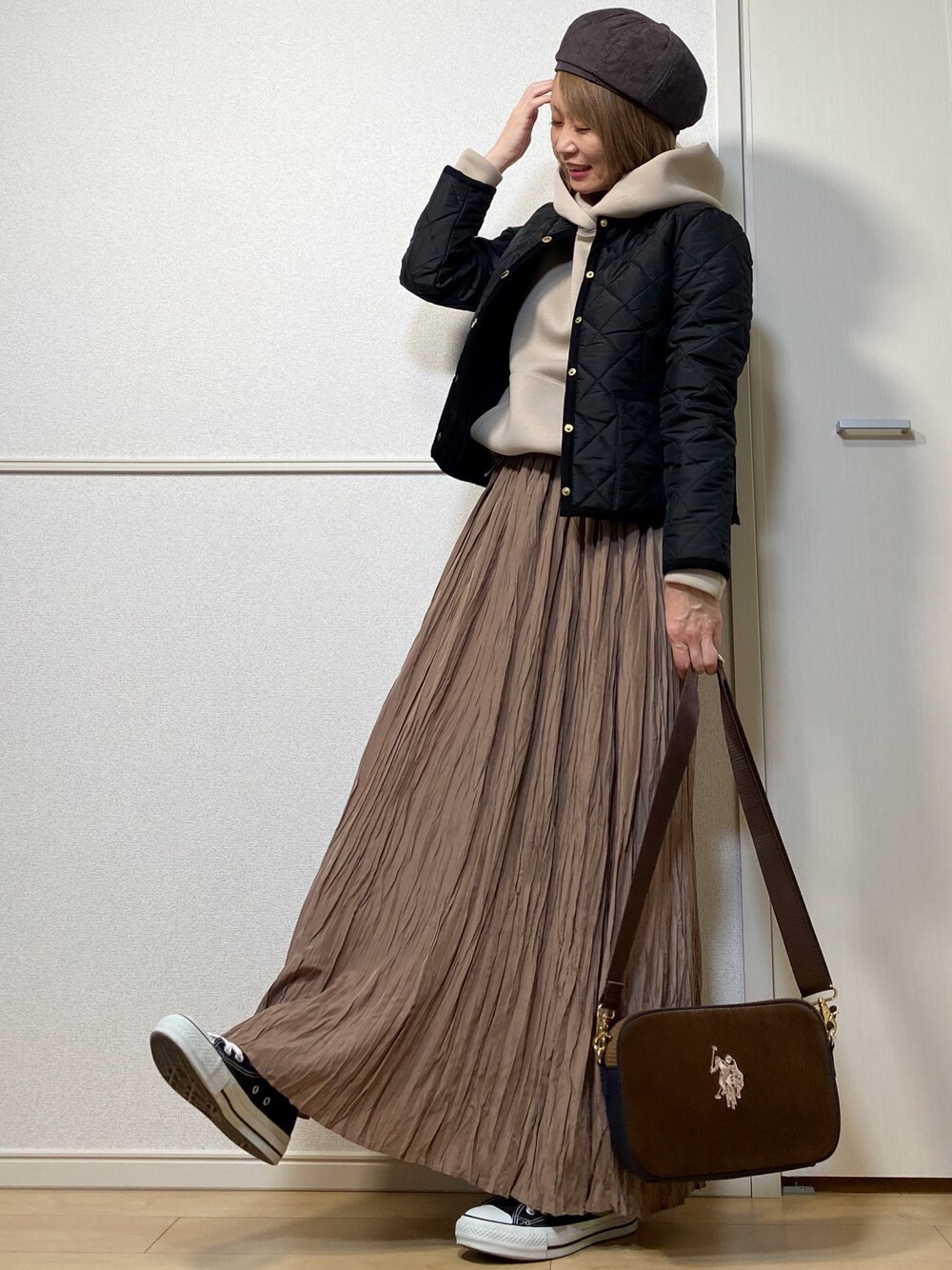 「ノーカラージャケット、キルティングジャケット、コンパクトジャケット、Traditional Weatherwear、ドッキングワンピ、COTORICA.、キャスケット、コンバース、コーデュロイバッグ、USポロ」｜「polcadotのCURDUROY CASKET/コーディロイ キャスケット（キャスケット、ブラウン系）」を使った、高野軍曹さん（レディース・158cm）の秋コーディネートの1枚目の写真