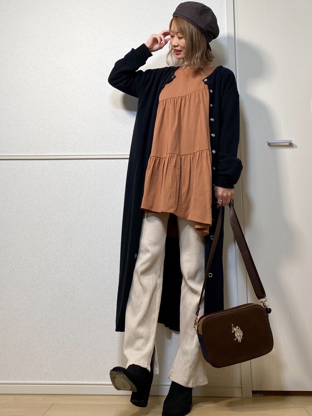 「ティアードブラウス、ITEMS URBANRESEARCH、アーバンリサーチ、キャスケット、ベレー帽、ロングワンピース、reca、リブパンツ、フレアパンツ、ショートブーツ」｜「recaの3way ボタンロングワンピース（ワンピース、ブラック系）」を使った、高野軍曹さん（レディース・158cm）の秋コーディネートの1枚目の写真
