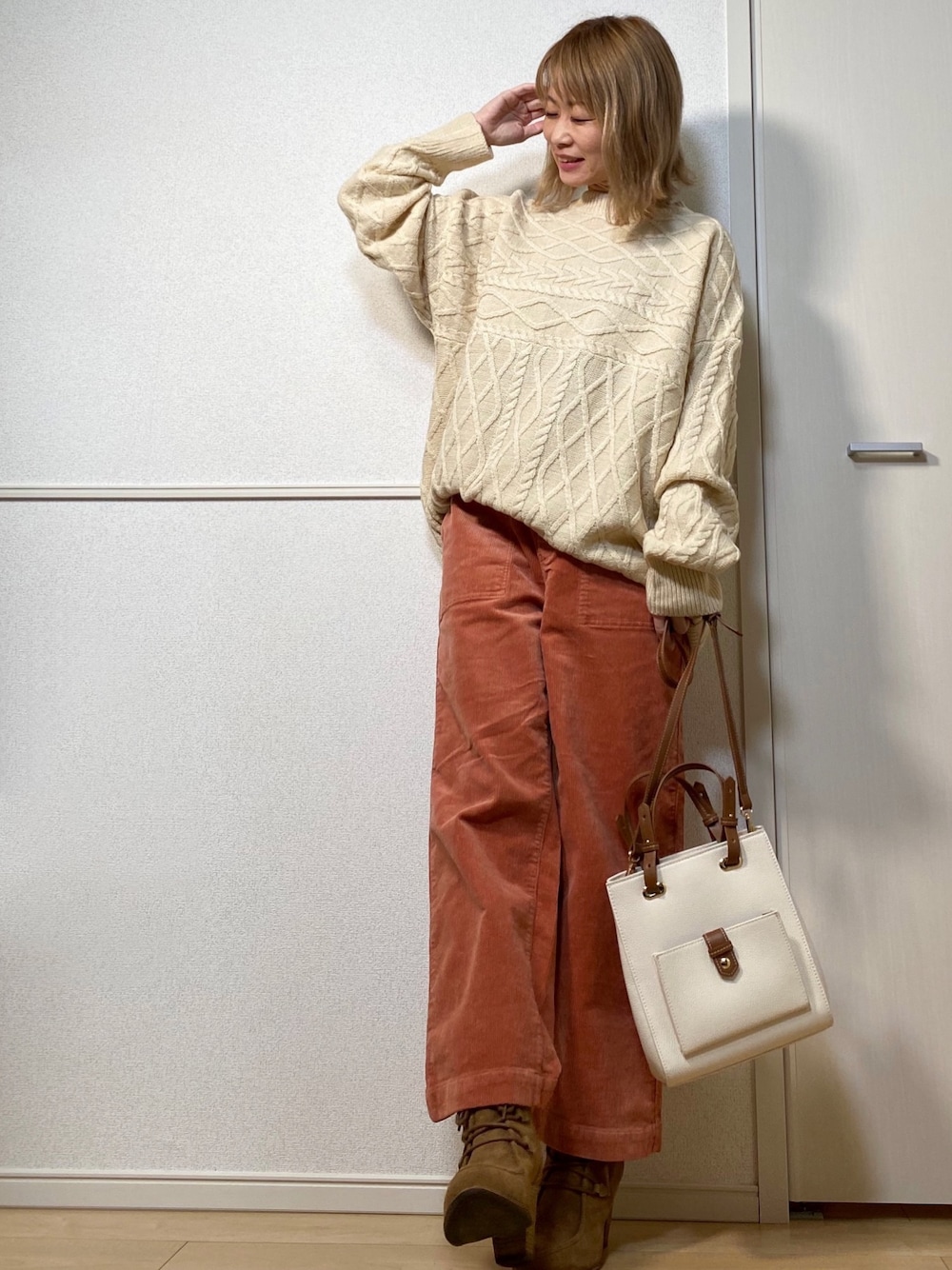 「ゆるコーデ、ケーブルニット、ドロップショルダー、MATCH&more、カラーパンツ、コーデュロイパンツ、ゆるパンツ、コーエン、coen、ショートブーツ」｜「coenの【WEB限定サイズ：XL】USAコットンコーデュロイパンツ#（セミワイドパンツ）（その他パンツ、ピンク系）」を使った、高野軍曹さん（レディース・158cm）の秋コーディネートの1枚目の写真