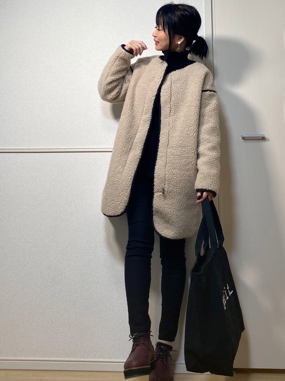 「ボアコート、ラジエム、モノトーンコーデ、タートルネック、リブニット、chacocloset、しまむら、黒スキニー、レースアップシューズ、ロゴトート」｜「La-gemmeのボアコート（その他アウター、ベージュ系）」を使った、高野軍曹さん（レディース・158cm）の秋コーディネートの1枚目の写真
