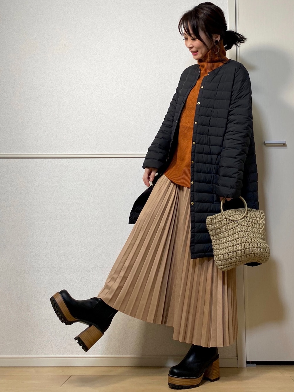 「プリーツスカート、ロングスカート、サキシマamp、ニットバッグ、ノーカラーコート、キルティングコート、Traditional Weatherwear、バックスリットニット、apretro、タートルネック」｜「ap retroのバックスリットハイネックニット【ZOZO限定アイテム】（ニット/セーター、オレンジ系）」を使った、高野軍曹さん（レディース・158cm）の冬コーディネートの1枚目の写真
