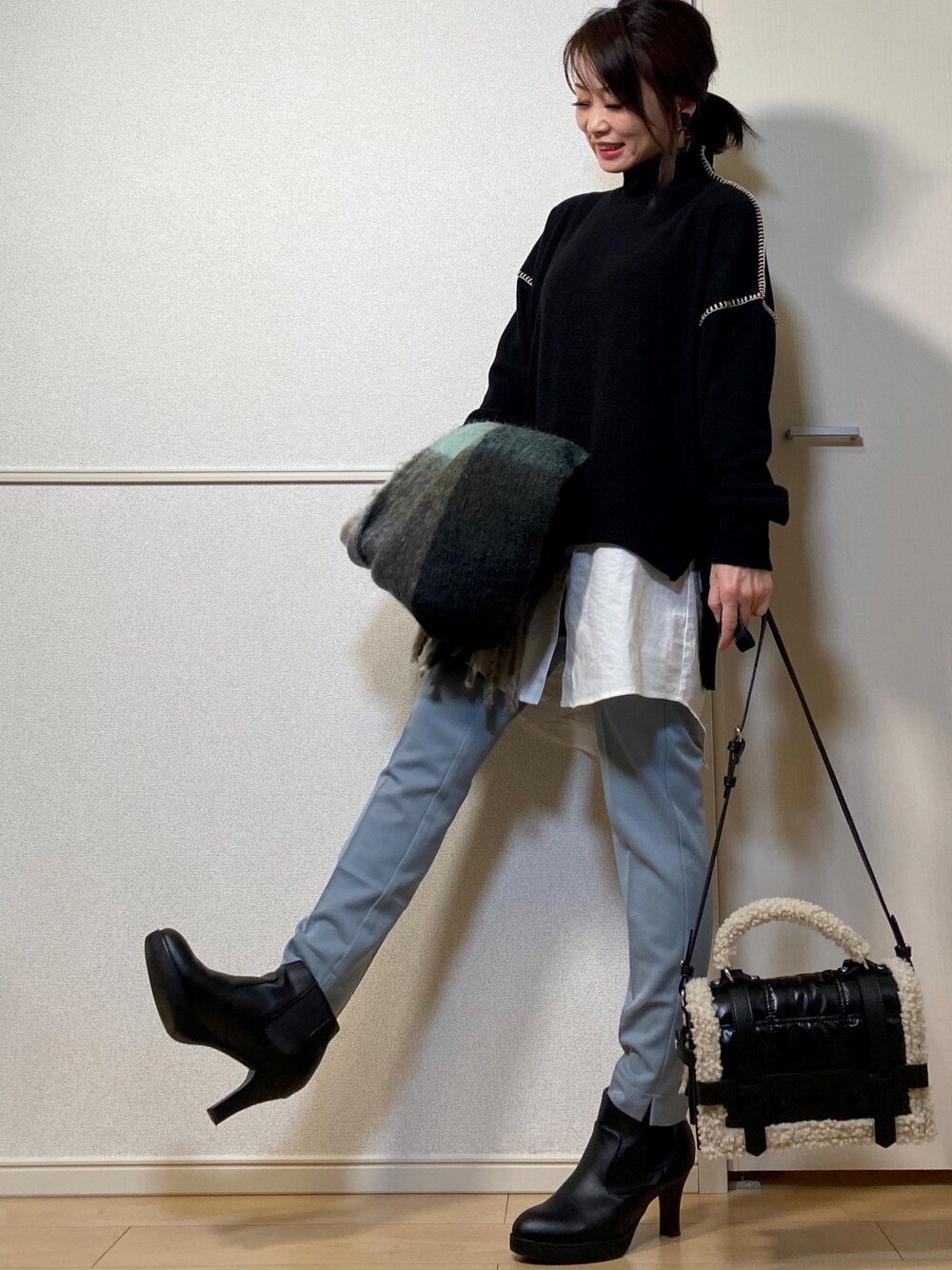 「ステッチニット、ハイネックニット、ancloset、レイヤードスタイル、LIPSTAR、サイドゴアブーツ、UNIQLO、ZARA、カラーパンツ、トラウザーパンツ」｜「a.n.lの起毛ハンドステッチ風プルオーバーニット（ニット/セーター、ブラック系）」を使った、高野軍曹さん（レディース・158cm）の冬コーディネートの1枚目の写真