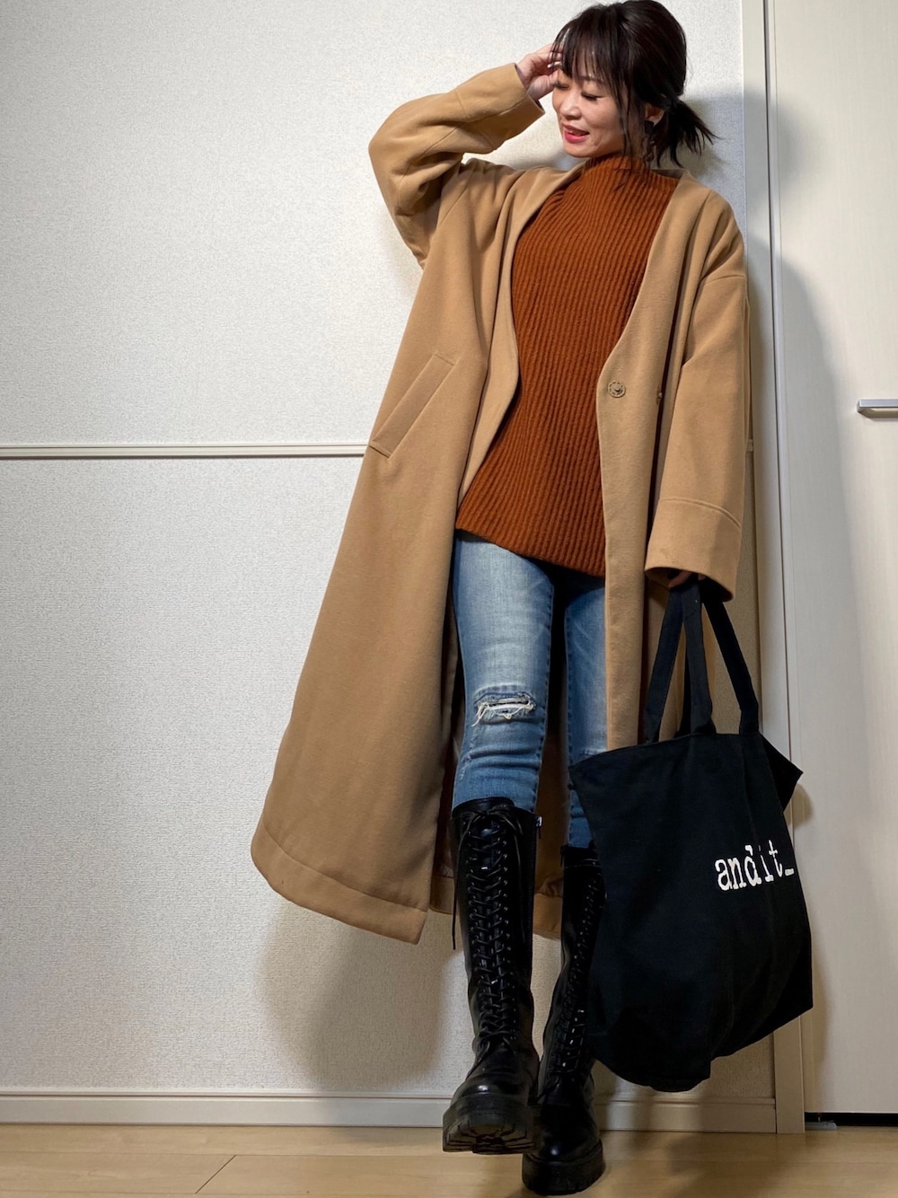 「ノーカラーコート、ロングコート、apretro、キャンバストート、ロゴトート、andit_、スキニーデニム、AZUL by moussy、ダメージデニムパンツ、ロングブーツ」｜「ap retroのノーカラーロングコート【ZOZO限定アイテム】（ノーカラーコート、ベージュ系）」を使った、高野軍曹さん（レディース・158cm）の冬コーディネートの1枚目の写真