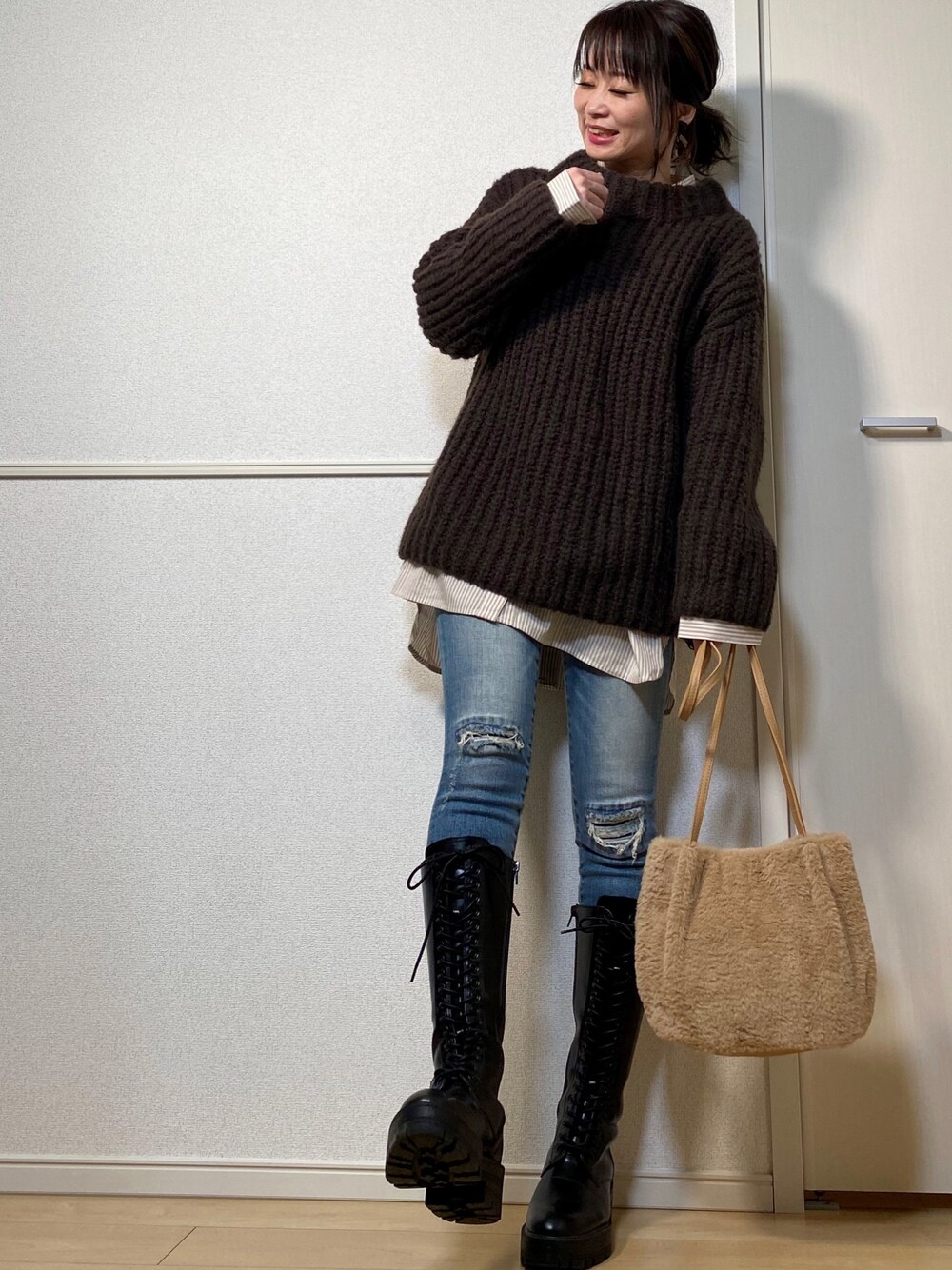 「レイヤードスタイル、ゆるニット、バックオープン、ストライプシャツ、バンドカラーシャツ、ノーカラーシャツ、crie conforto、スキニーデニム、ダメージデニムパンツ、ロングブーツ」｜「crie confortoのヘアリーRIBプルオーバー（ニット/セーター、ブラウン系）」を使った、高野軍曹さん（レディース・158cm）の冬コーディネートの1枚目の写真