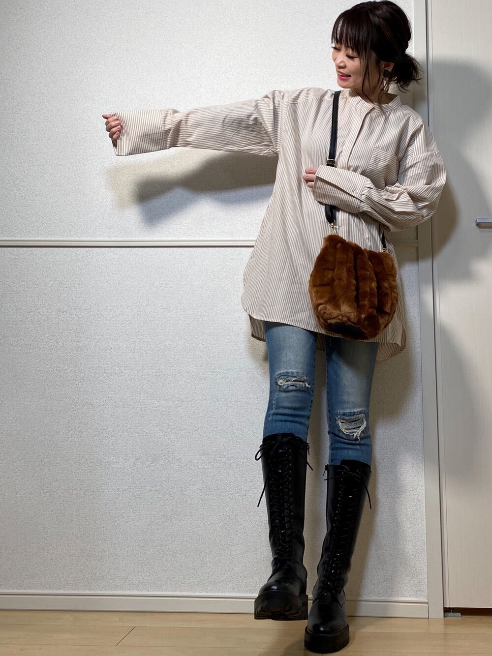 「バックオープン、ストライプシャツ、バンドカラーシャツ、crie conforto、ファーバッグ、スキニーデニム、ダメージデニムパンツ、ロングブーツ、レースアップブーツ、ZARA」｜「crie confortoのバックオープンシャツ（シャツ/ブラウス、ベージュ系）」を使った、高野軍曹さん（レディース・158cm）の冬コーディネートの1枚目の写真