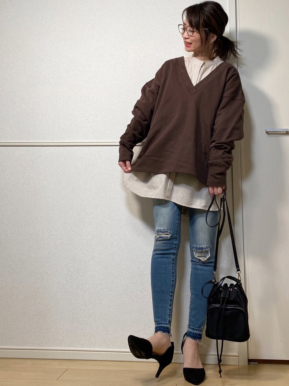 「Vネック、スウェット、ボックスシルエット、AmbreNeige、スキニーデニム、ﾘﾍﾟｱﾃﾞﾆﾑ、ダメージデニムパンツ、ストライプシャツ、バンドカラーシャツ、crie conforto」｜「Ambre NeigeのVネックボックススウェット／【WEB/EC限定商品】（スウェット、ブラウン系）」を使った、高野軍曹さん（レディース・158cm）の冬コーディネートの1枚目の写真