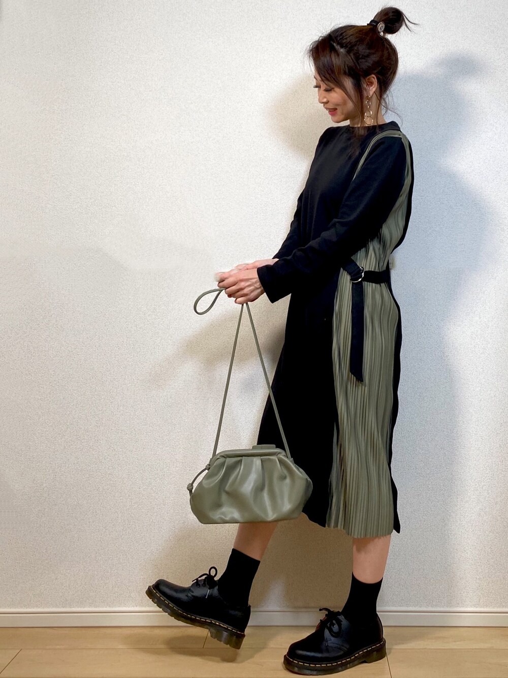 「サイドプリーツ、ワンピース、COTORICA.、しまむら、がま口バッグ、マーチン、Dr.Martens、コトリカ、大ぶりピアス、春コーデ」｜「COTORICAのサイドレイヤードプリーツカットワンピース（ワンピース、ブラック系）」を使った、高野軍曹さん（レディース・158cm）の冬コーディネートの1枚目の写真