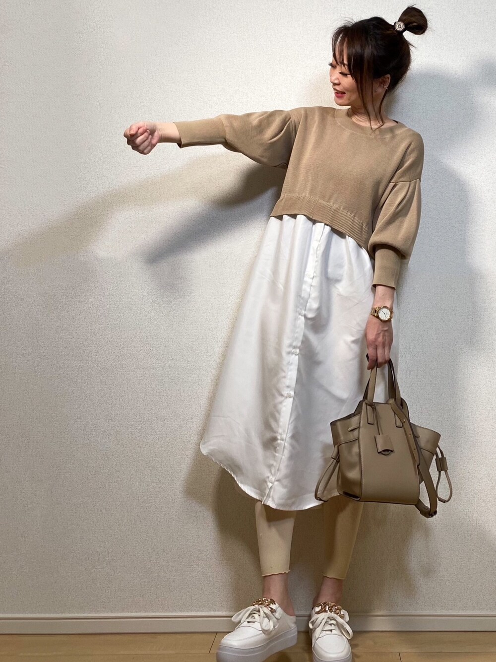「淡色コーデ、春めきシューズ、ドッキングワンピース、レイヤードスタイル、ROYAL PARTY、Daniel Wellington、GU、レギンス、ミュールサンダル、巾着バッグ」｜「ROYAL PARTYの【ZOZO限定】シャツドッキングワンピース（ワンピース、ベージュ系）」を使った、高野軍曹さん（レディース・158cm）の春コーディネートの1枚目の写真