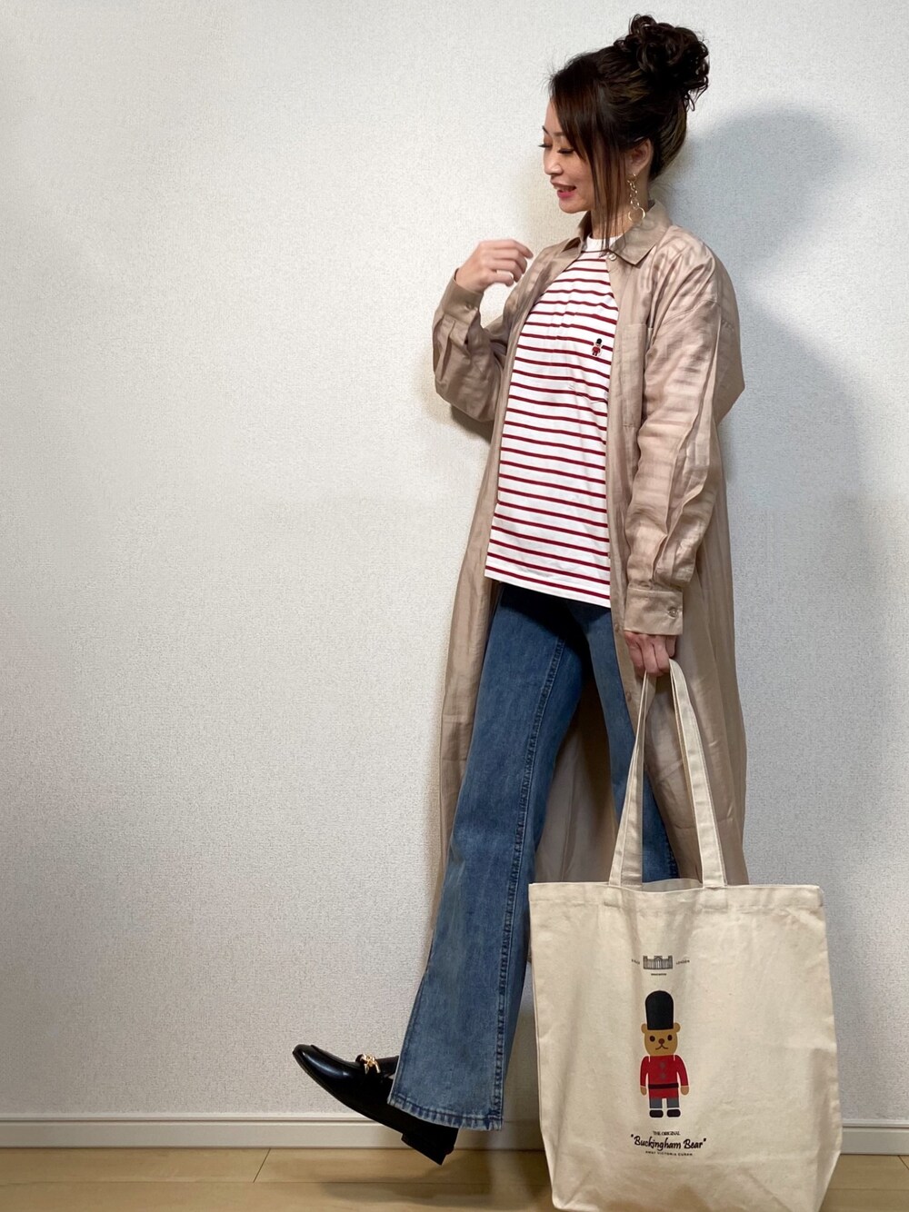 「シアーワンピース、シアーシャツワンピース、シャツワンピ、COTORICA.、ボーダートップス、赤ボーダー、MACKINTOSH PHILOSOPHY、スリットパンツ、ハイウエストデニム、ケミカルデニム」｜「COTORICAのバック釦シアーシャツワンピース（ワンピース、ベージュ系）」を使った、高野軍曹さん（レディース・158cm）の春コーディネートの1枚目の写真