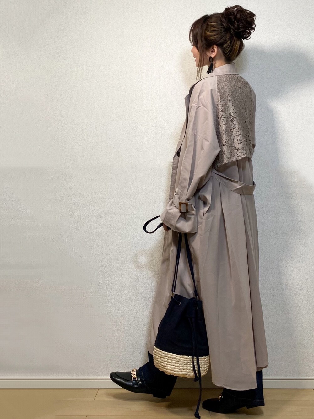 「トレンチコート、reca、ハイウエストデニム、ストレートデニム、巾着バッグ、ローファー、apretro、お団子ヘアー、おおぶりピアス、バックシャン」｜「recaのバックレース＆シフォントレンチコート（トレンチコート、ベージュ系）」を使った、高野軍曹さん（レディース・158cm）の春コーディネートの1枚目の写真