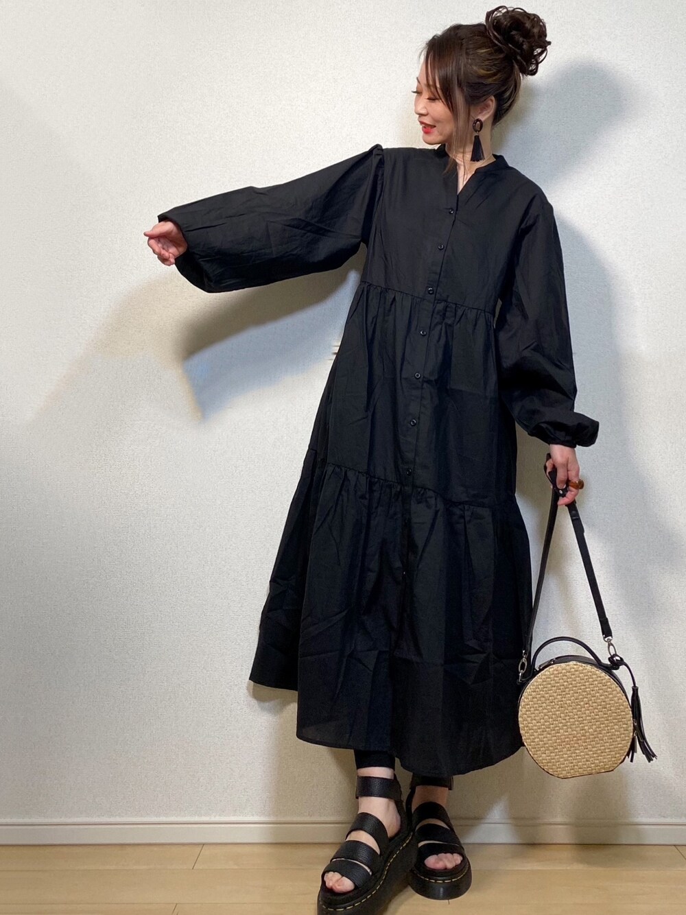 「ブラックコーデ、ティアードワンピース、Chillfar、サークルバッグ、おおぶりピアス、AZUL by moussy、Dr.Martens、マーチン、ドクターマーチン、お団子ヘアー」｜「Chillfarのコットンローンティアードワンピース（ワンピース、ブラック系）」を使った、高野軍曹さん（レディース・158cm）の春コーディネートの1枚目の写真