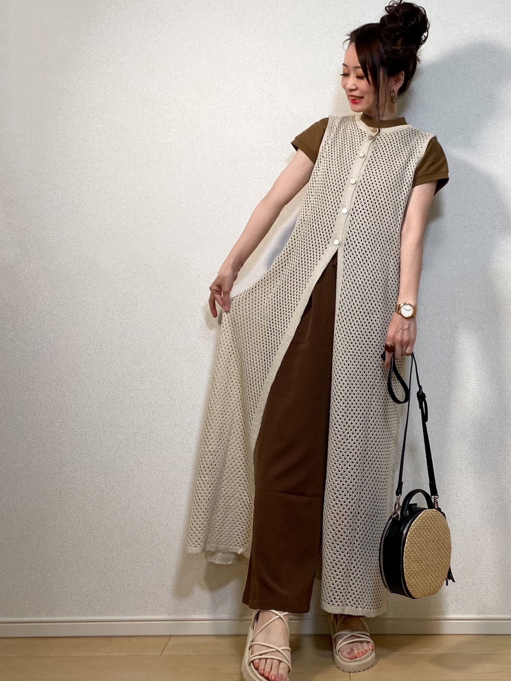 「淡色コーデ、透かし編みワンピース、クロシェ、かぎ編みワンピース、chacocloset、ワイドパンツ、イージーパンツ、リラックスパンツ、モックネックT、coen」｜「coenの【WEB限定復刻】リピT・USAコットンハイネックTシャツ#（Tシャツ/カットソー、ブラウン系）」を使った、高野軍曹さん（レディース・158cm）の春コーディネートの1枚目の写真