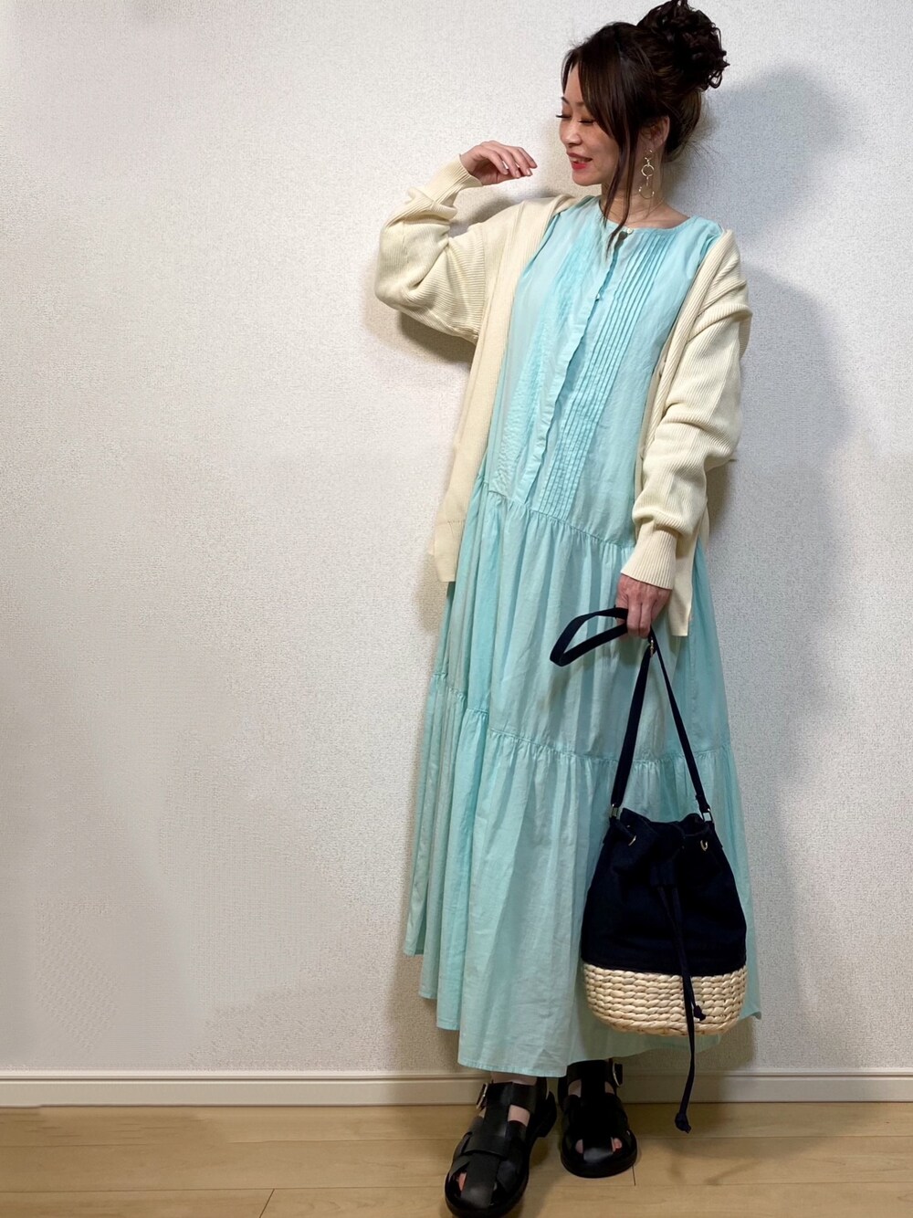 「カーディガン、ざっくりカーデ、coen、カラーワンピース、ティアードワンピース、ロングワンピース、FREDY&GLOSTER、ZARA、グルカサンダル、巾着バッグ」｜「fredy repitのピンタックティアードワンピース（ワンピース、グリーン系）」を使った、高野軍曹さん（レディース・158cm）の春コーディネートの1枚目の写真
