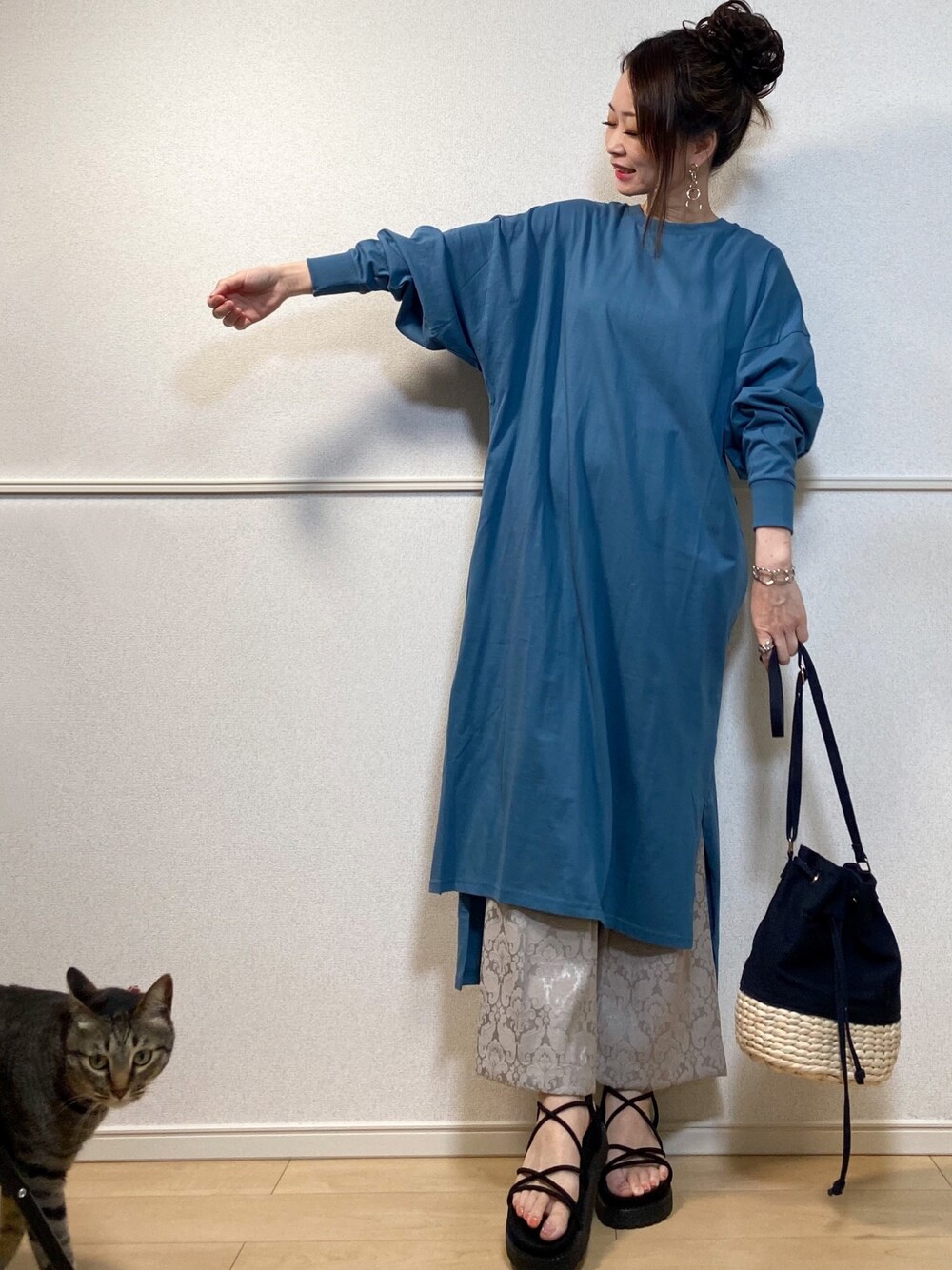 「カットソーワンピース、巾着バッグ、apretro、レイヤードスタイル、テーパードパンツ、センタープレス、ジャガードパンツ、カラーパンツ、mysaliina、ベルトサンダル」｜「ap retroのカットロングスリーブワンピース【ZOZO限定アイテム】（ワンピース、ブルー系）」を使った、高野軍曹さん（レディース・158cm）の春コーディネートの1枚目の写真