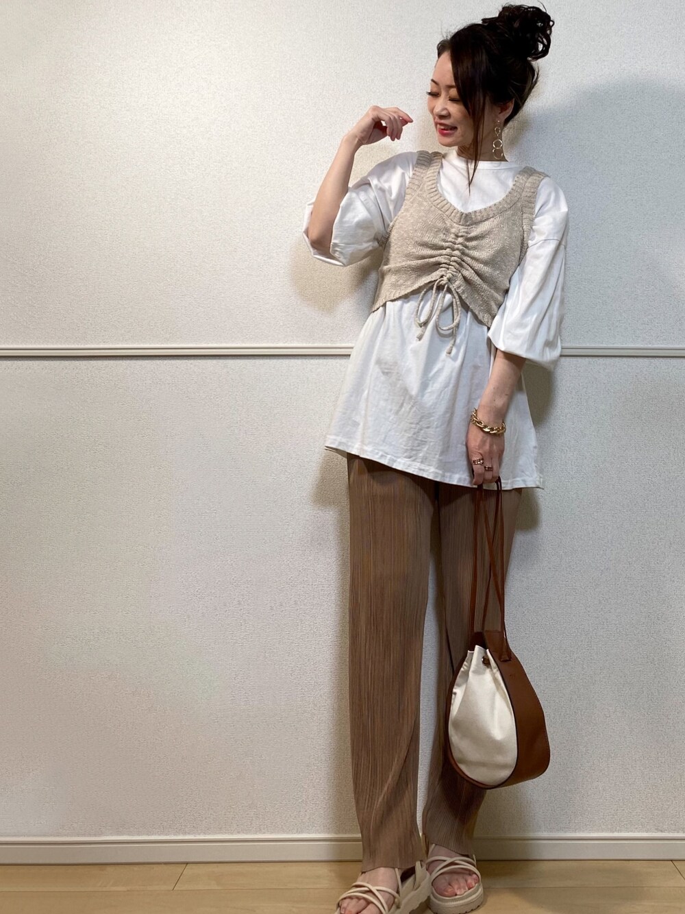「淡色コーデ、ビスチェ、mysaliina、プリーツパンツ、カラーパンツ、JUNOAH、レースアップサンダル、ベルトサンダル、H&M、パンツスタイル」｜「JUNOAHのストレートプリーツパンツ（その他パンツ、ブラウン系）」を使った、高野軍曹さん（レディース・158cm）の春コーディネートの1枚目の写真