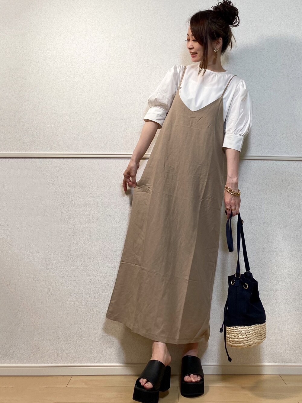 「パワショル、ボリューム袖、サキシマamp、キャミワンピ、sugarbisket、巾着バッグ、厚底サンダル、H&M、ロングワンピース、きれいめカジュアル」｜「sakishimatokyoの【ZOZO限定】サキシマamp「パワショルデザインボリューム袖ブラウス」（シャツ/ブラウス、ホワイト系）」を使った、高野軍曹さん（レディース・158cm）の春コーディネートの1枚目の写真