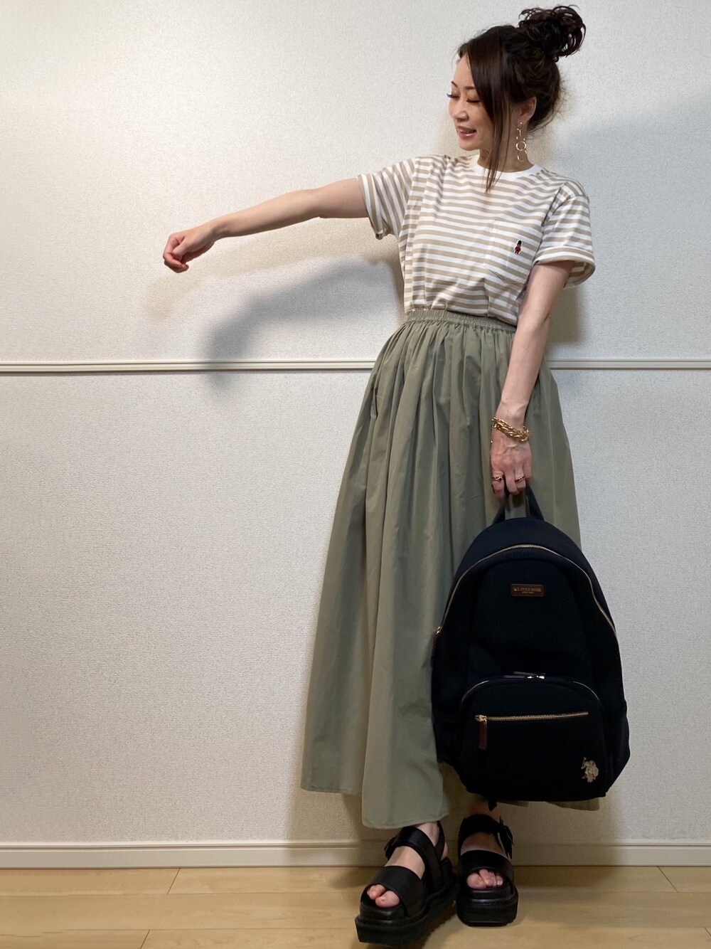「ボーダーTシャツ、ポケットＴシャツ、MACKINTOSH PHILOSOPHY、USポロ、バックパック、リュック、ボリュームスカート、ロングスカート、ギャザースカート、bohmal」｜「Ambre Neigeのカラーコットンスカート／【WEB/EC限定商品】（スカート、グリーン系）」を使った、高野軍曹さん（レディース・158cm）の春コーディネートの1枚目の写真