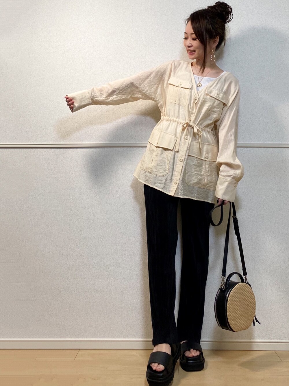 「シアーシャツ、シャツジャケット、サキシマamp、プリーツパンツ、黒パンツ、コラボ、JUNOAH、コインネックレス、厚底サンダル、pageboylim」｜「JUNOAHのストレートプリーツパンツ（その他パンツ、ブラック系）」を使った、高野軍曹さん（レディース・158cm）の春コーディネートの1枚目の写真