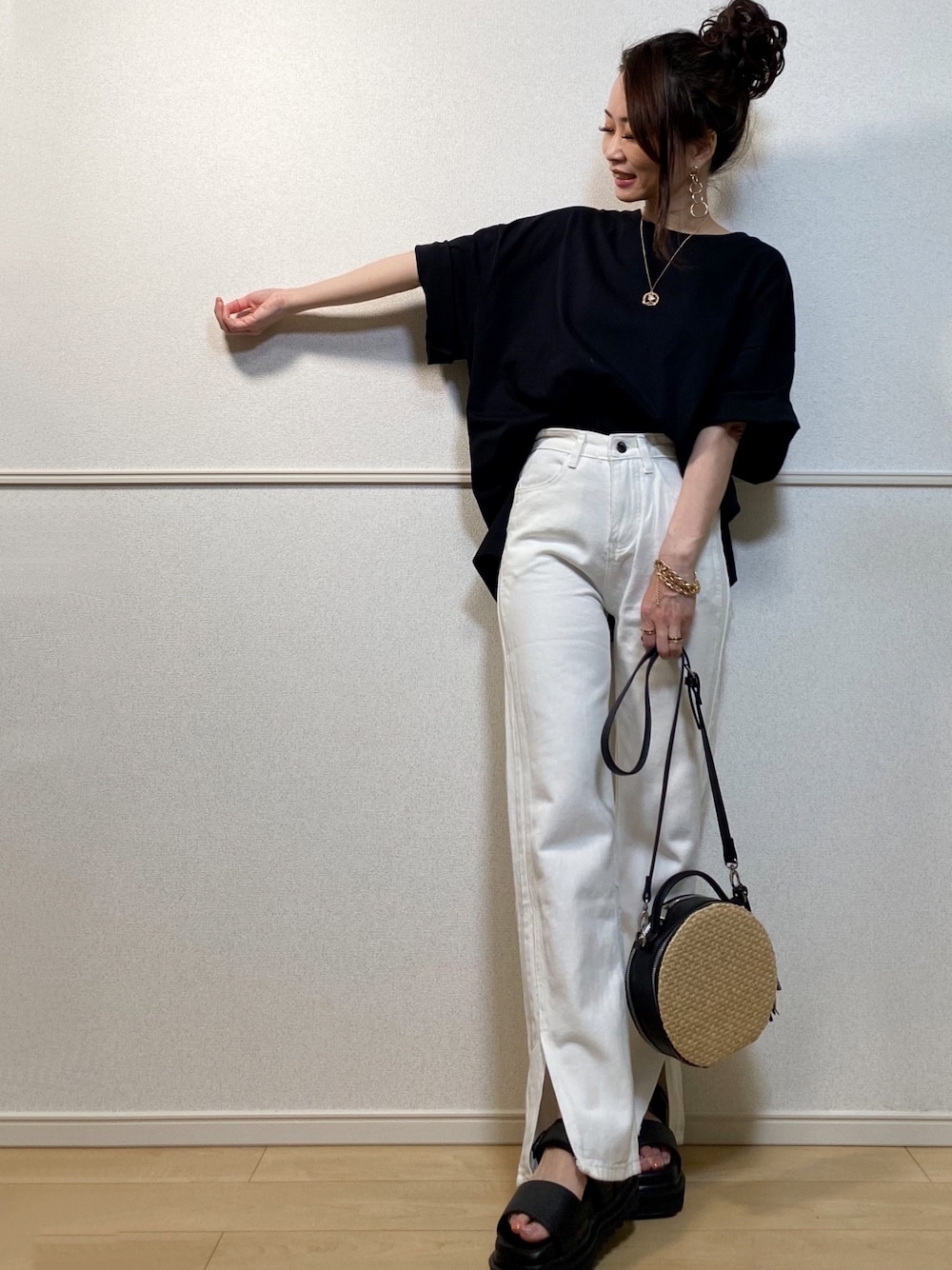 「オーバーサイズＴ、ビッグT、黒Tシャツ、coen、ホワイトデニム、白パンツ、スリットパンツ、ハイウエストデニム、apretro、これが私をアゲる服」｜「coen by SIZUのcoen by SIZU ユニセックスビッグTシャツ（Tシャツ/カットソー、ブラック系）」を使った、高野軍曹さん（レディース・158cm）の春コーディネートの1枚目の写真