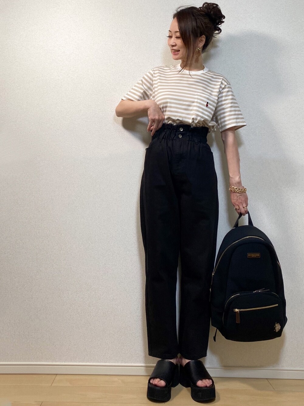 「ボーダーTシャツ、ポケットＴシャツ、MACKINTOSH PHILOSOPHY、USポロ、リュック、バックパック、ハイウエストパンツ、テーパードパンツ、apretro、厚底サンダル」｜「MACKINTOSH PHILOSOPHYの◆◆【BUCKINGHAM BEAR】ボーダーポケT（Tシャツ/カットソー、ベージュ系）」を使った、高野軍曹さん（レディース・158cm）の夏コーディネートの1枚目の写真