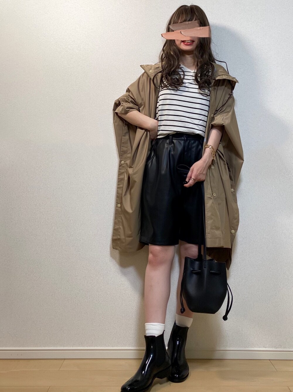 「レインブーツ、レインポンチョ、Traditional Weatherwear、サイドゴアブーツ、ショートブーツ、ボーダーTシャツ、フリル袖、and it_、巾着バッグ、ハーフパンツ」｜「ap retroのエコレザーハーフパンツ【ZOZOTOWN限定商品】（その他パンツ、ブラック系）」を使った、高野軍曹さん（レディース・158cm）の夏コーディネートの1枚目の写真