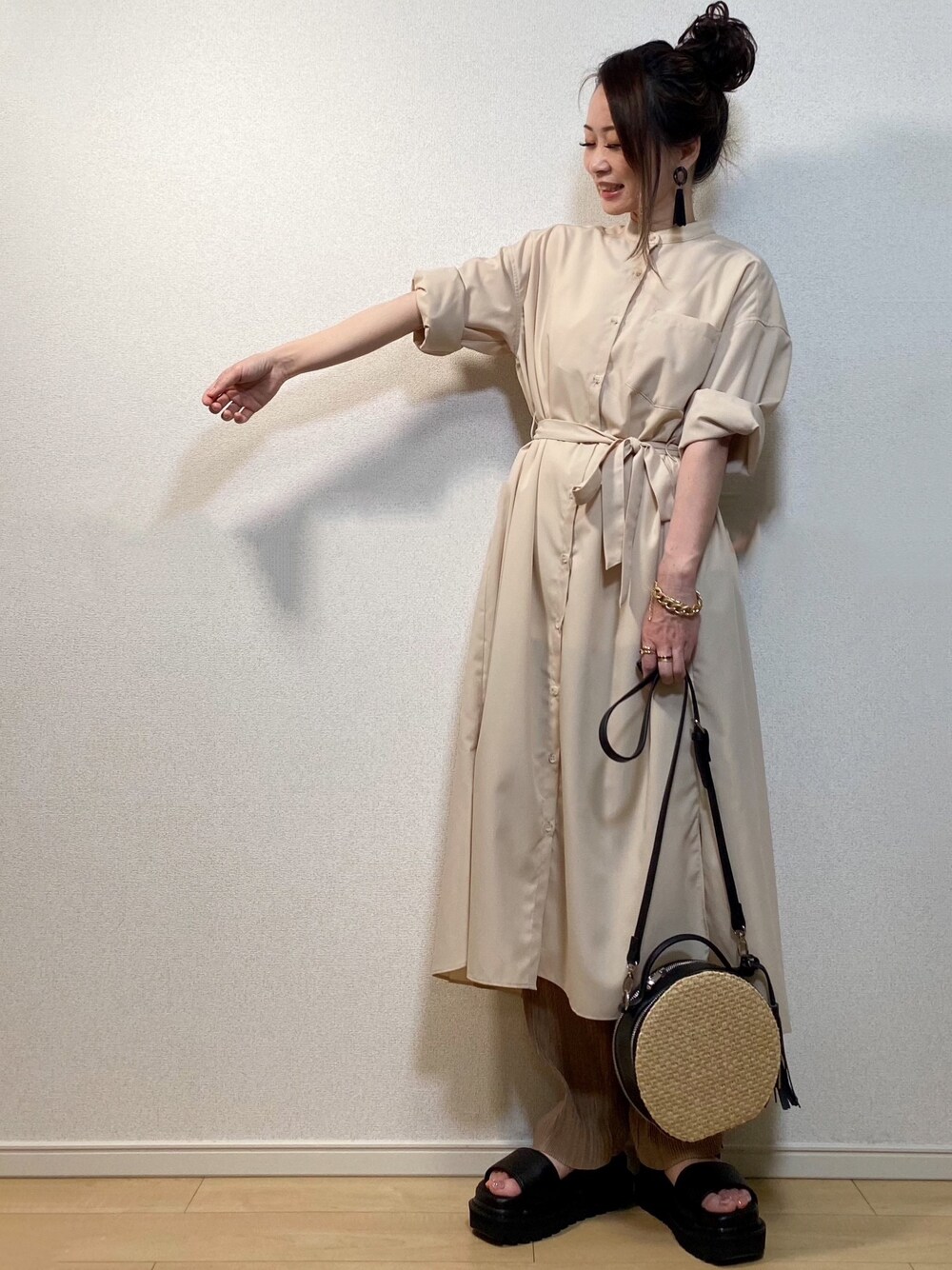 「淡色コーデ、真似っこコーデ、シャツワンピ、バンドカラー、バックプリーツ、coen、プリーツパンツ、カラーパンツ、レイヤードスタイル、JUNOAH」｜「coen by SIZUのcoen by SIZU バックプリーツシャツワンピース（ワンピース、ベージュ系）」を使った、高野軍曹さん（レディース・158cm）の夏コーディネートの1枚目の写真