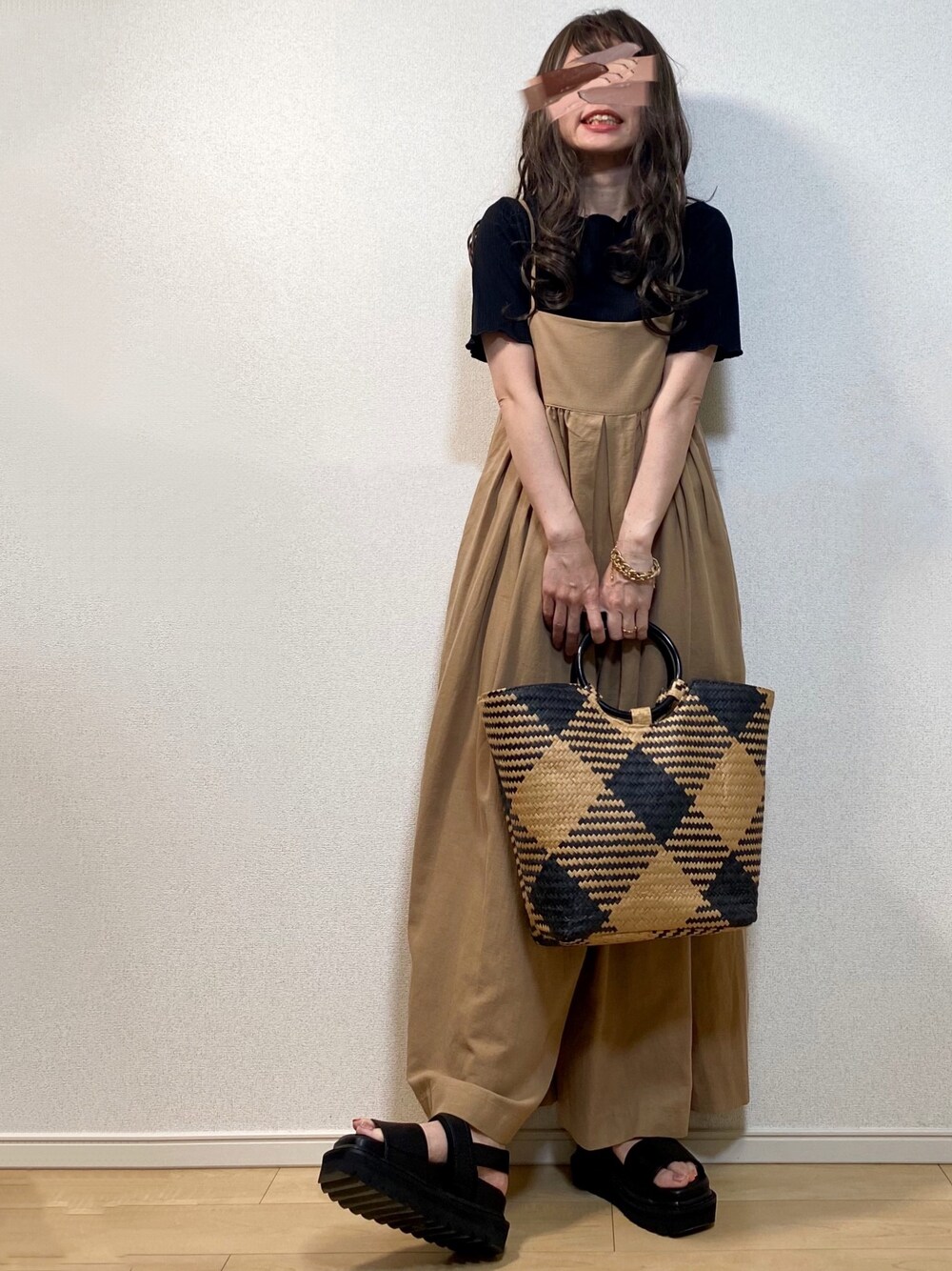 「メロウ、メロウトップス、リブトップス、sugarbisket、かごバッグ、RODE SKO、チェック、オールインワン、キャミオールインワン、URBAN RESEARCH ROSSO」｜「SUGAR BISKETのメロウフリルリブトップス（Tシャツ/カットソー、ブラック系）」を使った、高野軍曹さん（レディース・158cm）の夏コーディネートの1枚目の写真