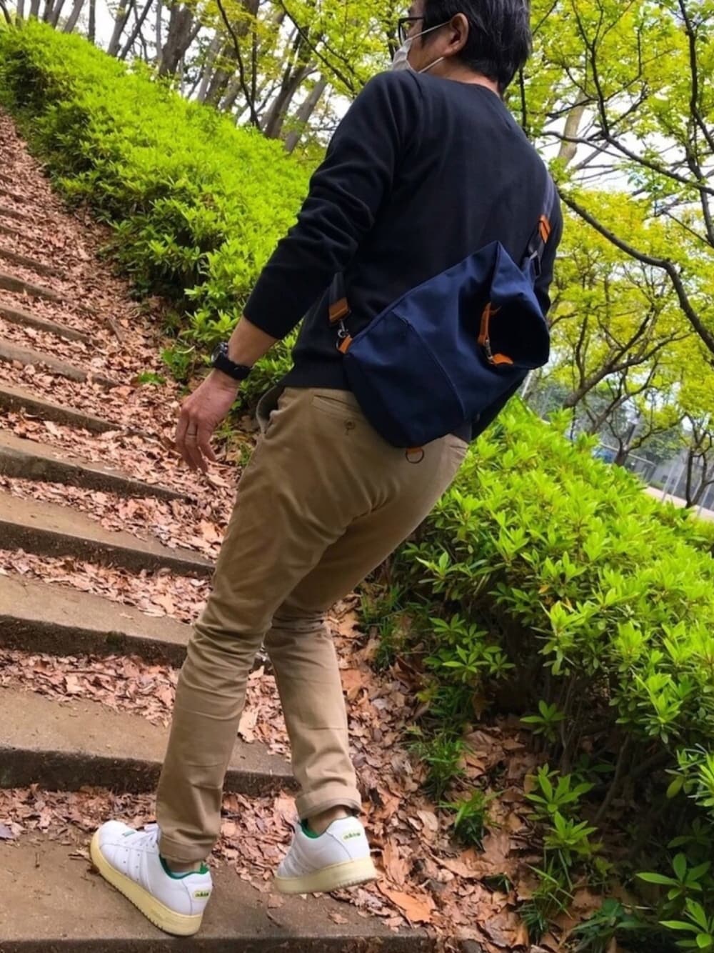「散歩日和」｜「AMARIOの【AMARIO/アマリオ】crum BB onesholder bodybag/ワンショルダーボディバック（ボディバッグ/ウエストポーチ、ブルー系）」を使った、ノリスケさん（メンズ・179cm）の春コーディネートの1枚目の写真