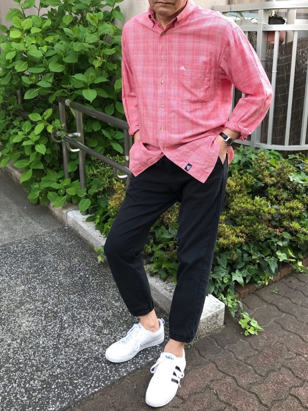 「シャツスタイル、もうすぐ60歳、アディダスコーデ、大人カジュアル」｜「UNIQLOのアイテム（その他パンツ、ブラック系）」を使った、ノリスケさん（メンズ・179cm）の春コーディネートの1枚目の写真