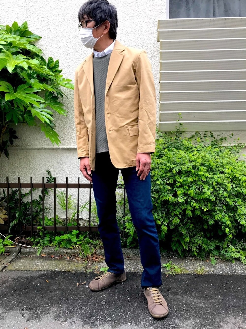 「デニム、ユニクロコーデ、おじさんメガネ、肌寒い日のコーデ、50代」｜「GAPのアイテム（テーラードジャケット、ベージュ系）」を使った、ノリスケさん（メンズ・179cm）の春コーディネートの1枚目の写真