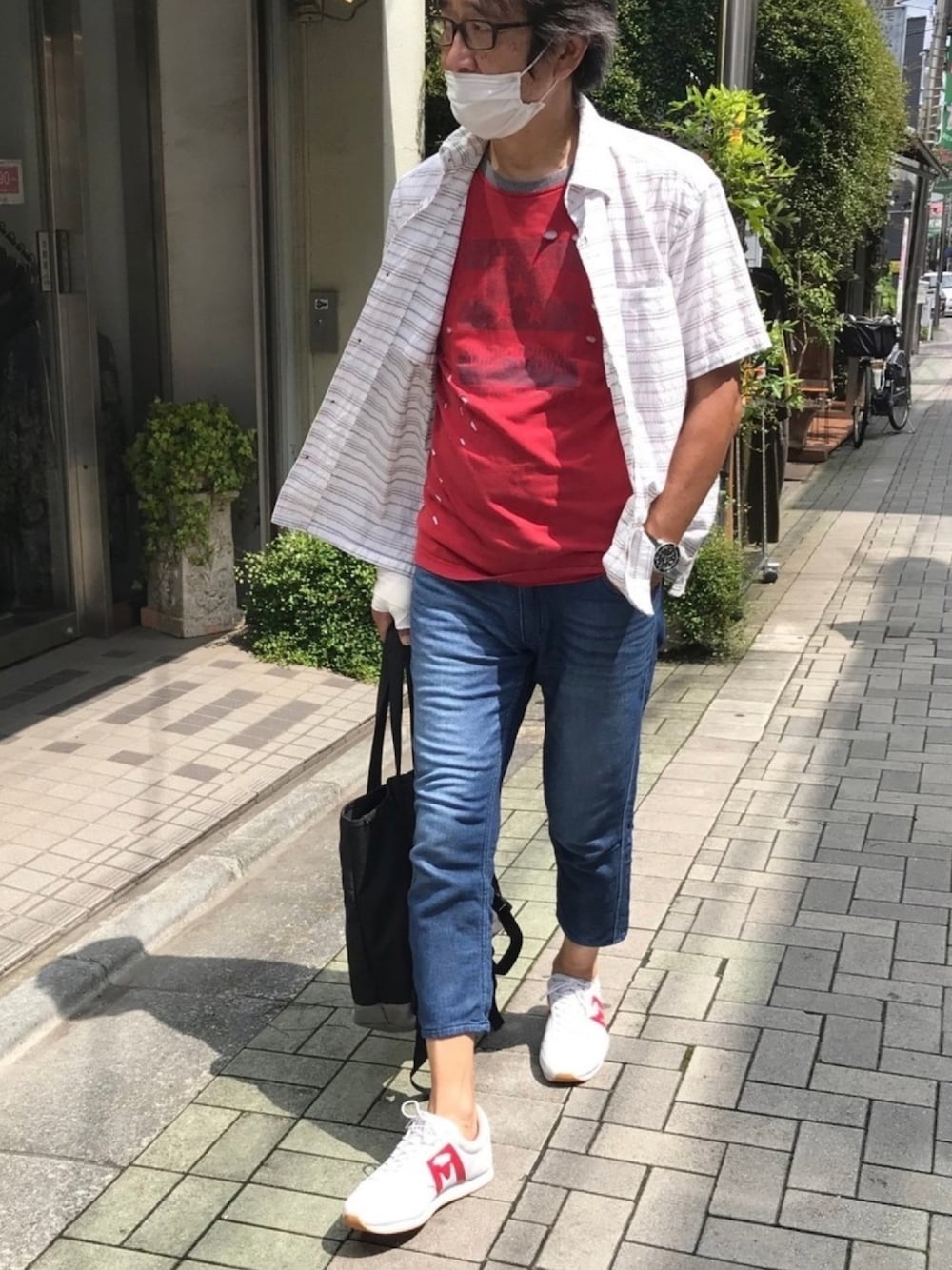 「夏コーデ、オトナカジュアル、スニーカー、七分丈パンツ、デニム、赤×白」｜「BEAMSのアイテム（デニムパンツ、ブルー系）」を使った、ノリスケさん（メンズ・179cm）の夏コーディネートの1枚目の写真