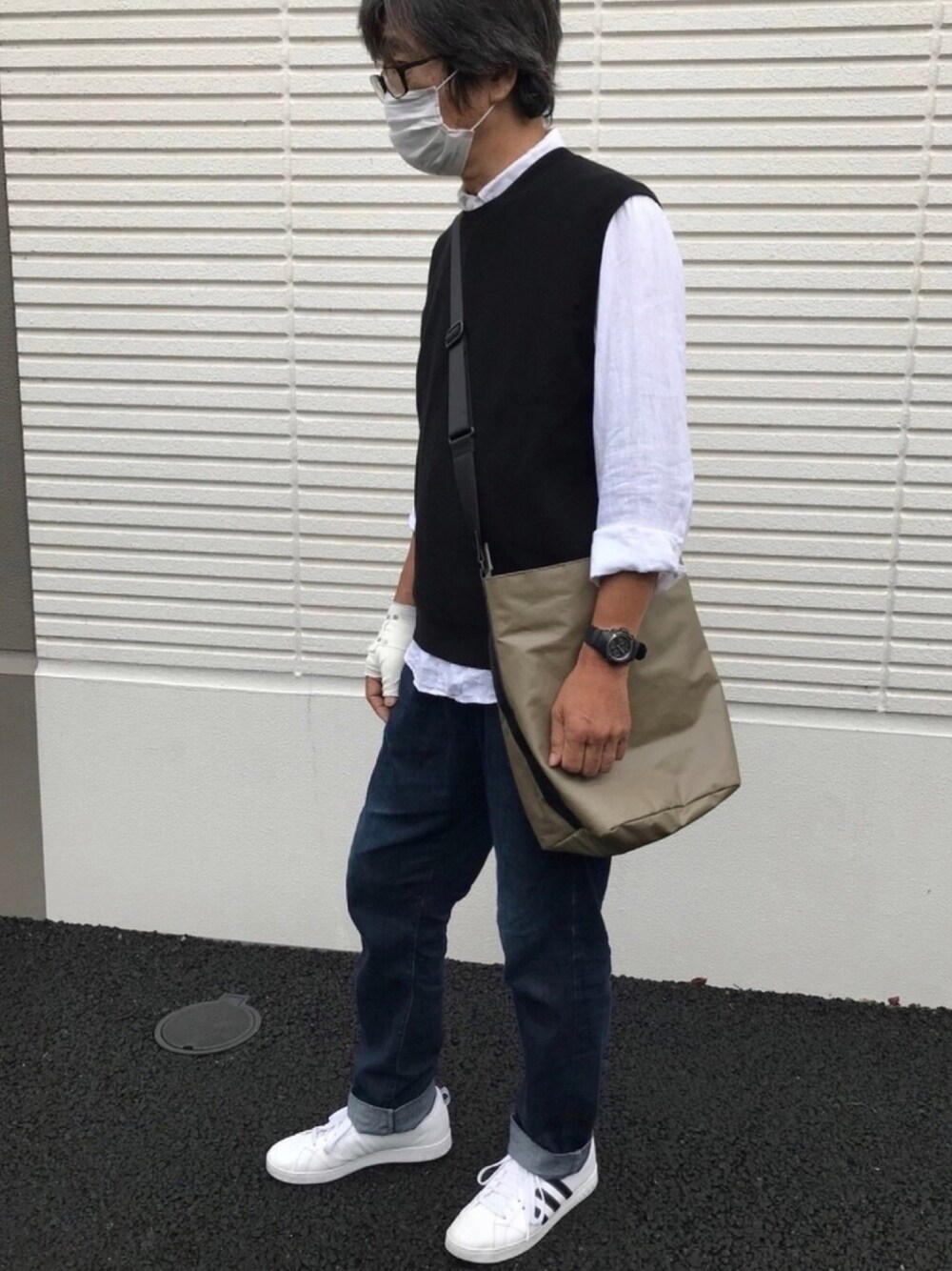 「ユニクロコーデ、大人カジュアル、シンプル、モノトーン、チョッキニット、白シャツ、おじさんだけど、髪切るかな、髪切りたい、シャツ好き集まれ」｜「UNIQLOのアイテム（デニムパンツ、ブルー系）」を使った、ノリスケさん（メンズ・180cm）の夏コーディネートの1枚目の写真