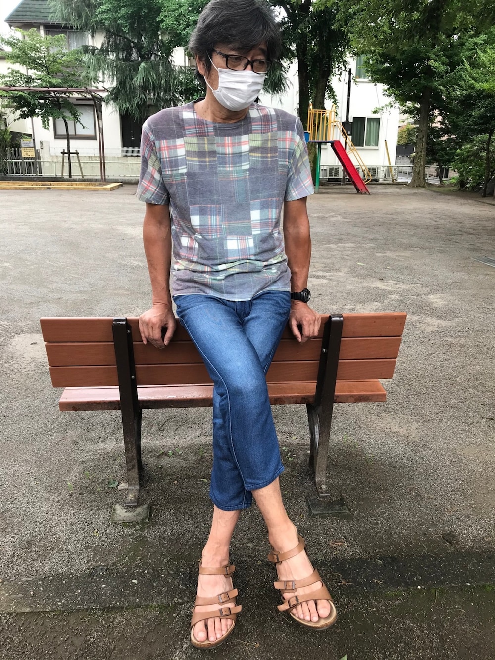 「夏、Tシャツ、古着、リラックススタイル、ビルケンシュトック　サンダル、クロックドパンツ、七分丈パンツ、ビームス メン(BEAMS MEN)、大人カジュアル、柄Tシャツ」｜「BEAMSのLEVI’S / ALTERED CROPED WIDE DENIM PANTS（デニムパンツ、ブルー系）」を使った、ノリスケさん（メンズ・180cm）の夏コーディネートの1枚目の写真