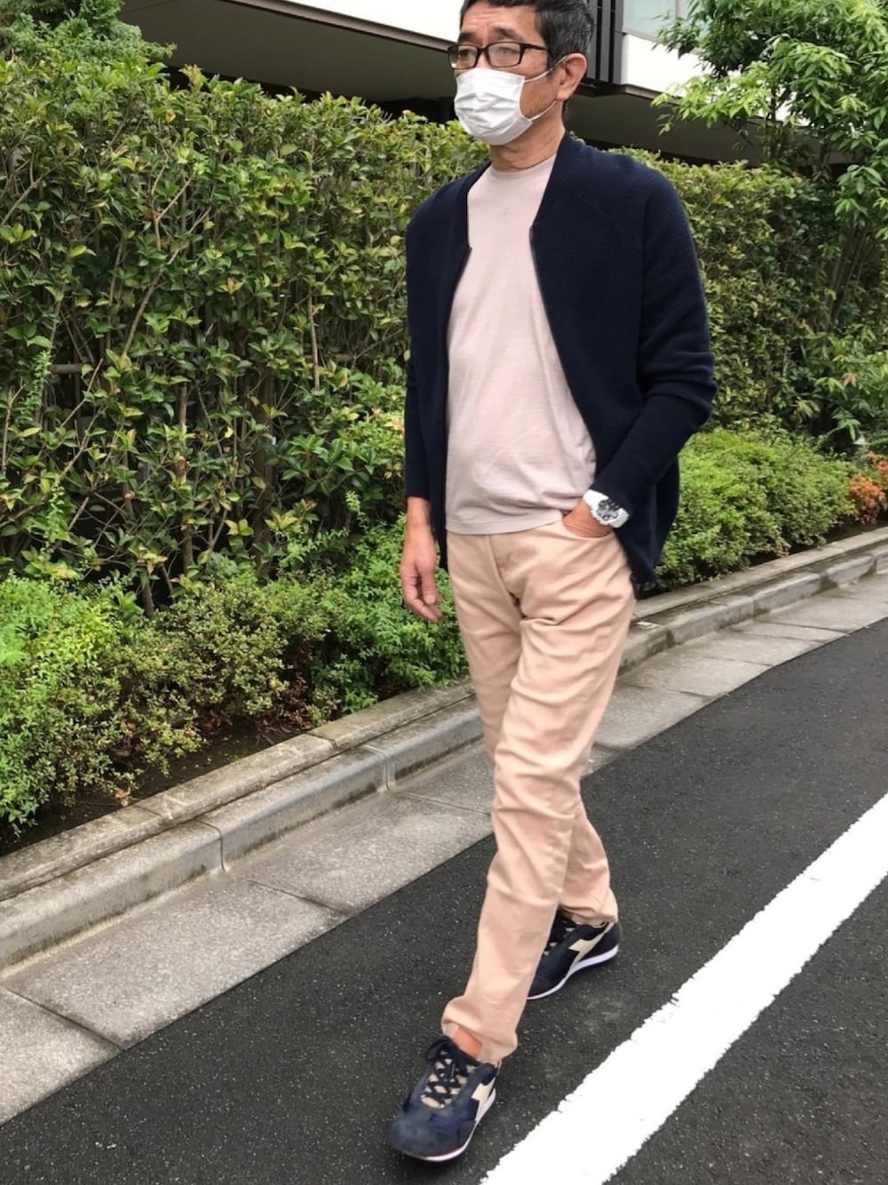 「大人コーデ、ZARA、きれいめカジュアル、ディアドラ、シンプルコーデ、デニムパンツ、ベージュパンツ、ベージュ×ネイビー」｜「improvesのスリムカラーデニム（デニムパンツ、ベージュ系）」を使った、ノリスケさん（メンズ・180cm）の夏コーディネートの1枚目の写真
