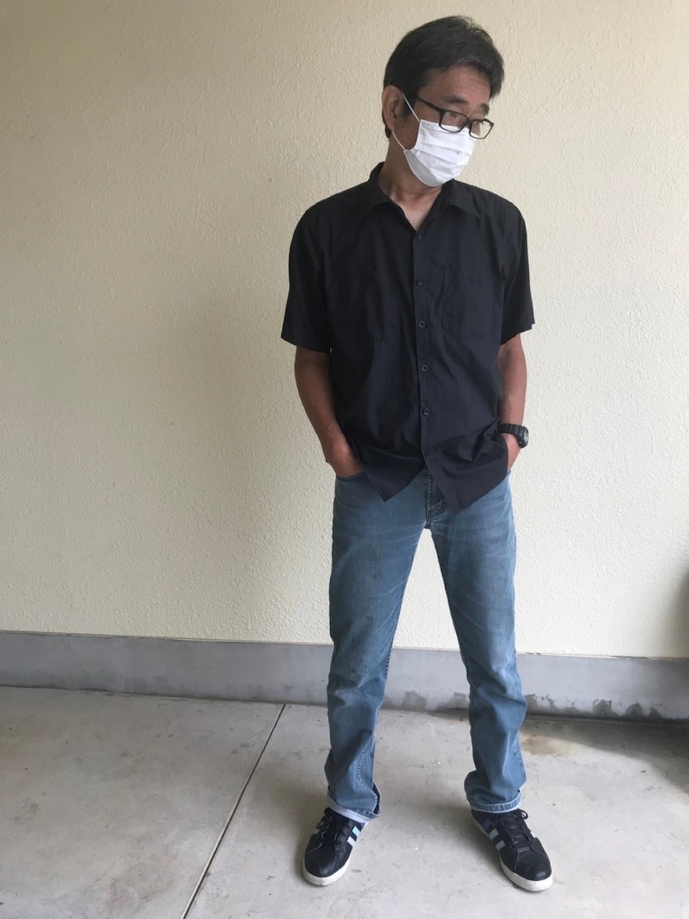 「おしゃれさんと繋がりたい、大人コーデ、シンプルスタイル、シャツスタイル、ブラックシャツ、オープンカラーシャツ、アルマーニジーンズ、アディダススニーカー、デニムコーデ、ユニクロ」｜「UNIQLOのオープンカラーシャツ（半袖）（シャツ/ブラウス、ブラック系）」を使った、ノリスケさん（メンズ・180cm）の夏コーディネートの1枚目の写真