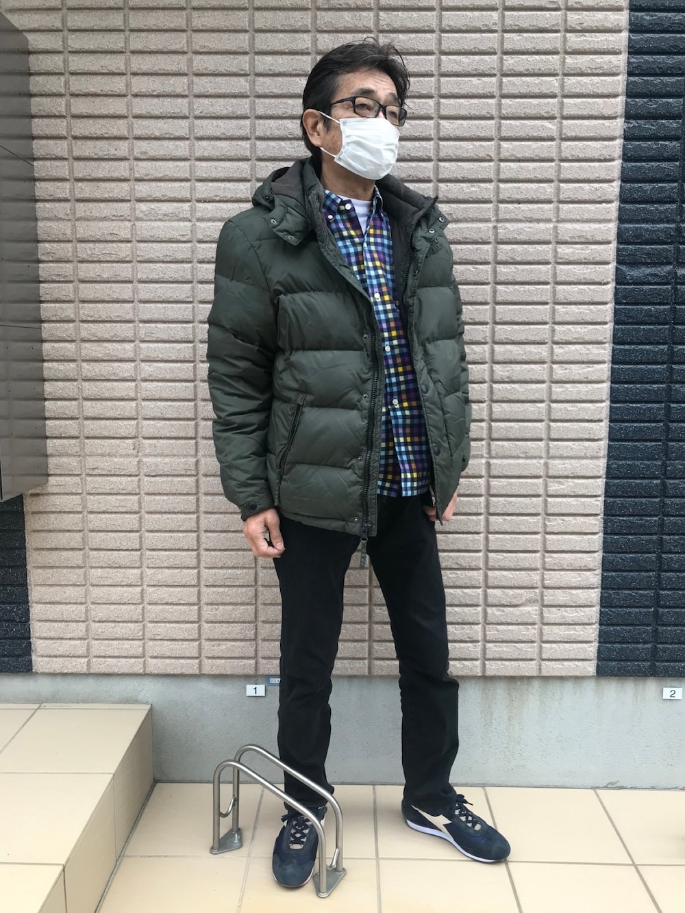 「お洒落さんとつながりたい、キレイめ、デニムパンツ、ユニクロ、スニーカーコーデ」｜「American Eagleのアイテム（ダウンジャケット/コート、グリーン系）」を使った、ノリスケさん（メンズ・180cm）の冬コーディネートの1枚目の写真