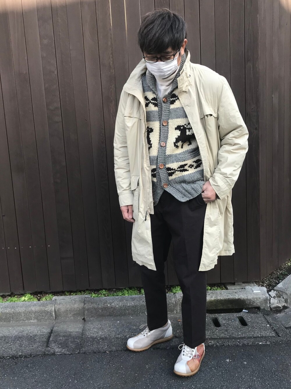 「きれいめカジュアル、冬コーデ、スニーカーコーデ、アンクルパンツ、ニットセーター、UNIQLO、ロングコート、モッズコート、カンペール」｜「west sea classic internationalのアイテム（ニット/セーター、ベージュ系）」を使った、ノリスケさん（メンズ・180cm）の冬コーディネートの1枚目の写真
