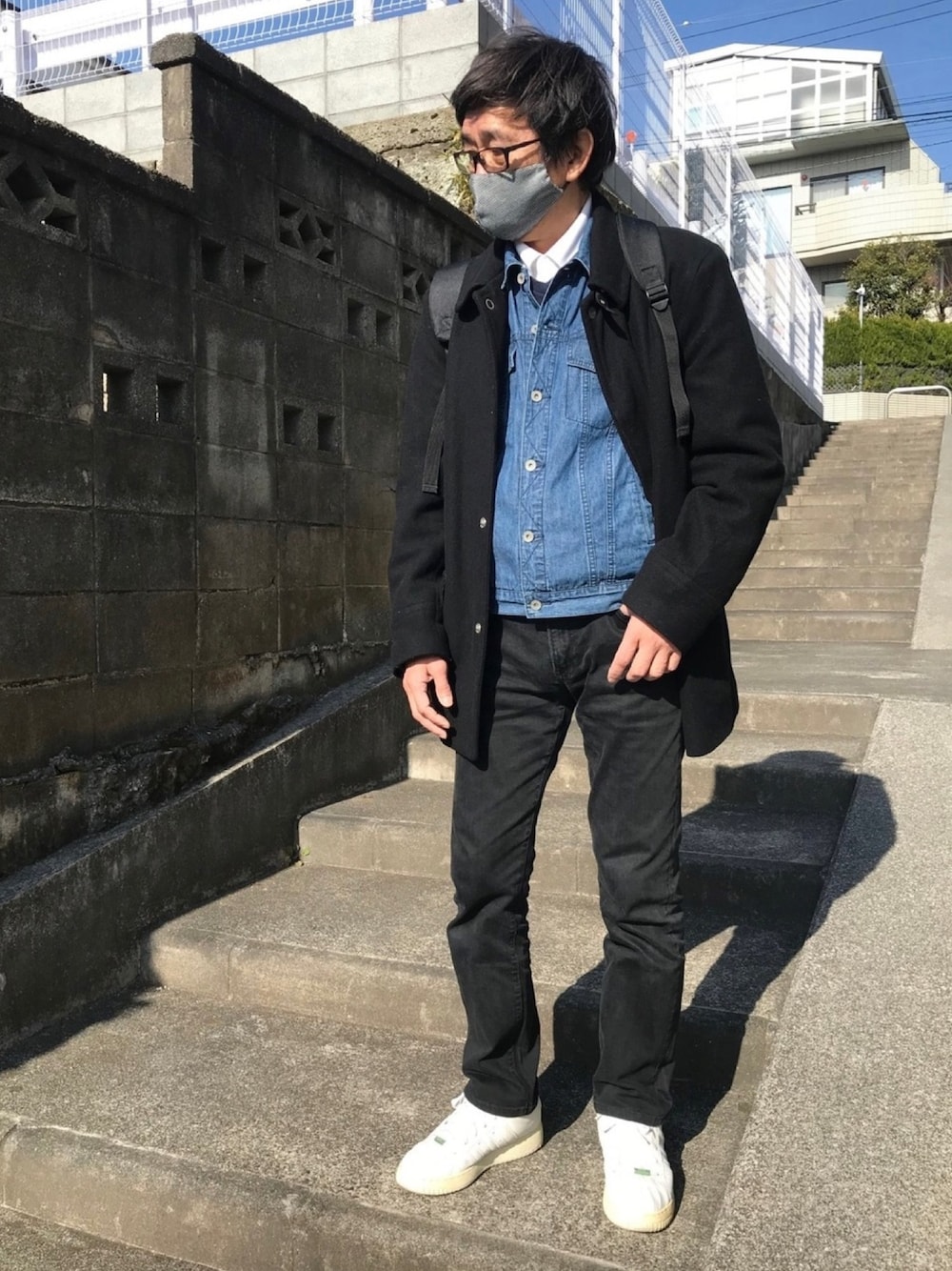 「ブラックデニム、冬コーデ、レイヤードスタイル、ニット、スニーカーコーデ、デニムジャケット、お洒落さんとつながりたい、大人コーデ、アディダススニーカー、ZARA」｜「ZARAのアイテム（ピーコート、ブルー系）」を使った、ノリスケさん（メンズ・180cm）の冬コーディネートの1枚目の写真