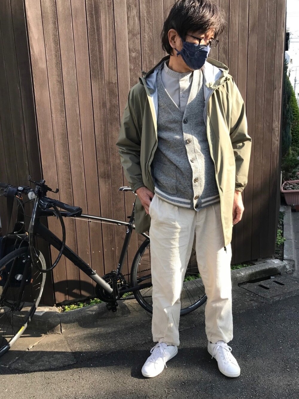 「きれいめカジュアル、カジュアルコーデ、ベージュ、ユニクロ、白スニーカー、秋冬コーデ、GAP」｜「GUのアイテム（その他パンツ、ベージュ系）」を使った、ノリスケさん（メンズ・180cm）の冬コーディネートの1枚目の写真