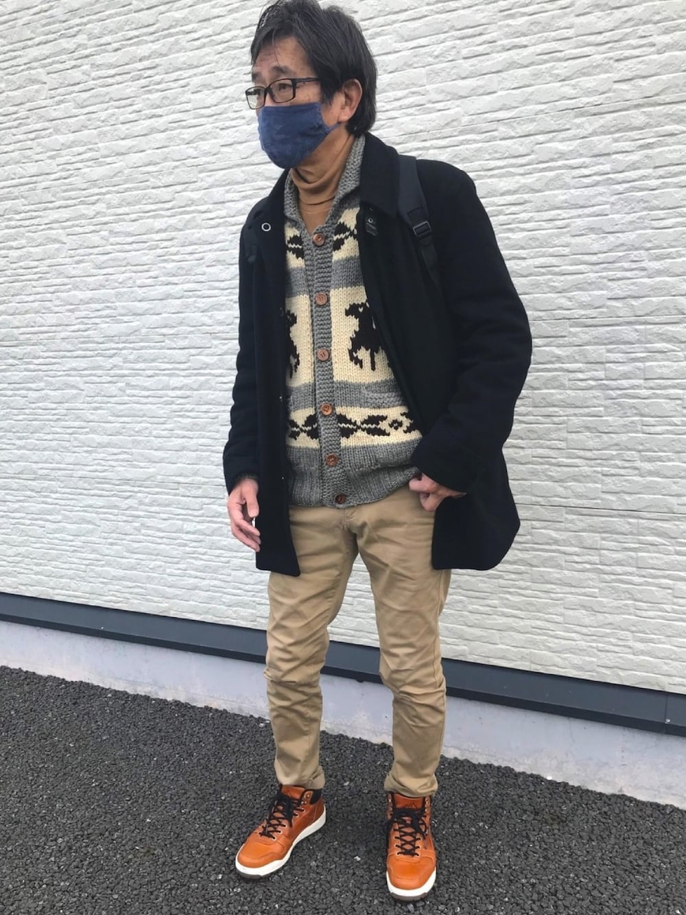 「冬コーデ、オトナカジュアル、ユニクロ、カウチンセーター、ベージュコーデ、VANSのスニーカー、ワントーンコーデ、キレイめ、ブラウン」｜「west sea classic internationalのアイテム（ニット/セーター、ベージュ系）」を使った、ノリスケさん（メンズ・180cm）の冬コーディネートの1枚目の写真