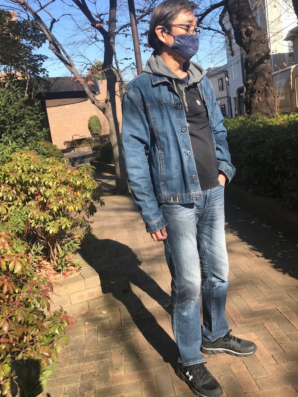 「シンプルコーデ、冬、GAPデニム、アンダーアーマー、アバクロンビー&フィッチ、デニムジャケット、CHIPIEジャケット」｜「CHIPIEのアイテム（デニムジャケット、ブルー系）」を使った、ノリスケさん（メンズ・180cm）の冬コーディネートの1枚目の写真
