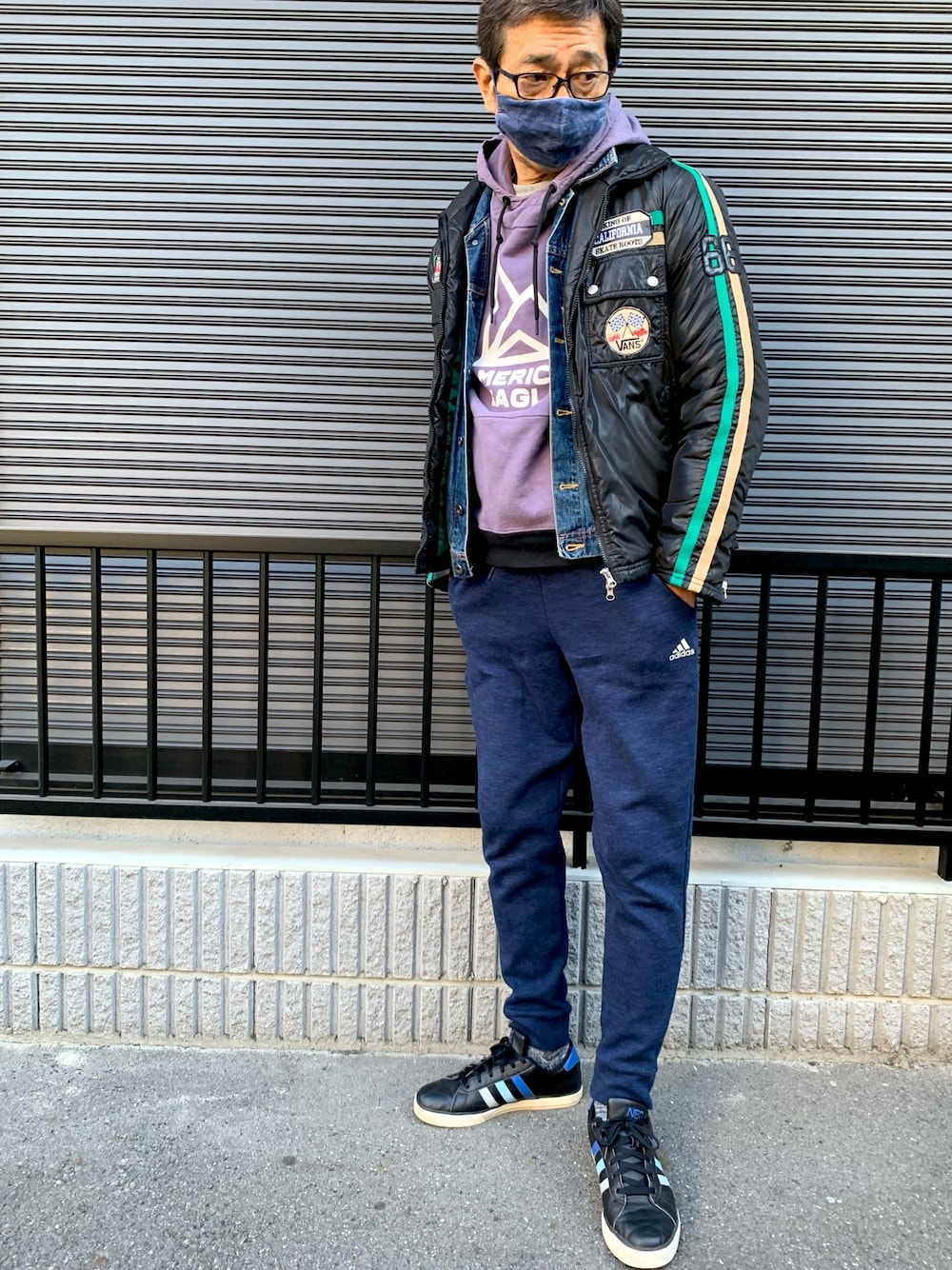「冬コーデ、古着MIX、レイヤードスタイル、VANSジャケット、ジョガーパンツ、adidas originals、クラシックスニーカー、ビッグロゴパーカー、シンプルコーデ、お洒落さんとつながりたい」｜「adidasのadidas SST TRACK PANTS FM3807（その他パンツ、ブルー系）」を使った、ノリスケさん（メンズ・180cm）の冬コーディネートの1枚目の写真