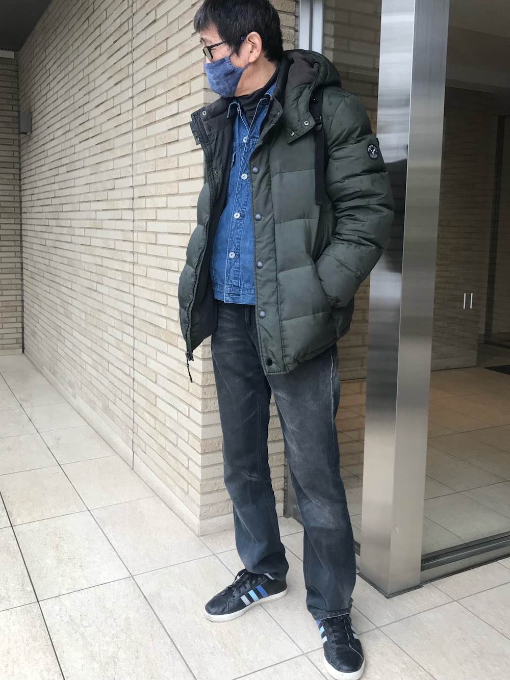 「冬コーデ、カジュアル、タートルネック、UNIQLO、デニムジャケット×ダメージデニム、デニムジャケットコーデ、黒デニムパンツ、ダウンジャケット、ミリタリージャケット、ダメージデニムパンツ」｜「EDWINのアイテム（デニムパンツ、ブラック系）」を使った、ノリスケさん（メンズ・180cm）の冬コーディネートの1枚目の写真