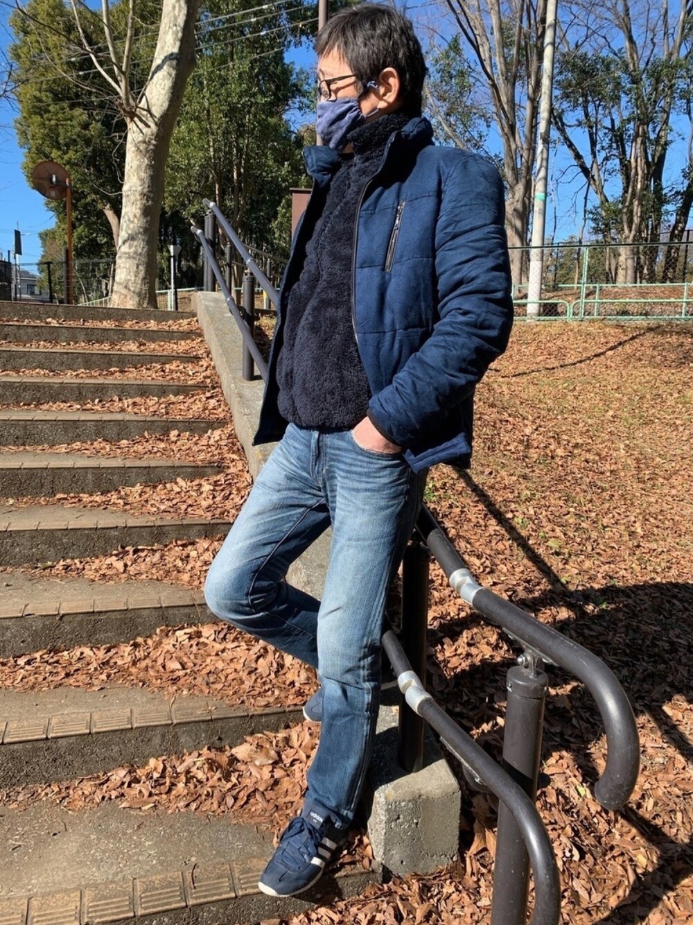 「お洒落さんとつながりたい、いいね、save、フォローお願いします🤑、大人コーデ、ダウンジャケット、冬コーデ、ネイビー、adidasスニーカー、ボアブルゾン、スリムデニム、シンプルコーデ」｜「GAPのアイテム（デニムパンツ、ブルー系）」を使った、ノリスケさん（メンズ・180cm）の冬コーディネートの1枚目の写真