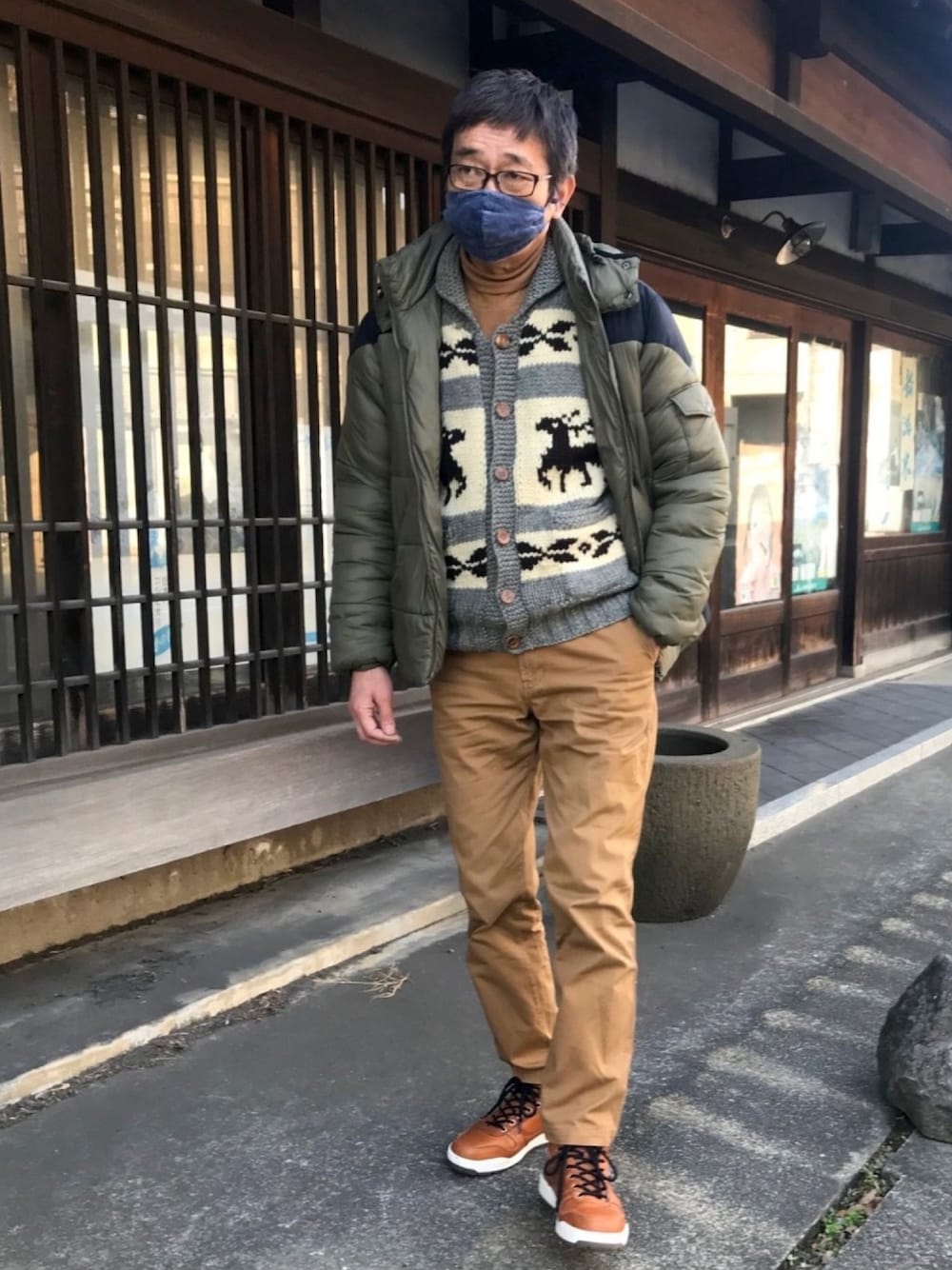 「カジュアル、おしゃれさんと繋がりたい、チノパン、ブラウン、VANS、冬コーデ、BEAMSジャケット、ニットカーディガン、ポールスミス」｜「Paul SmithのPaul Smith - チノパンツ - men - コットン/スパンデックス - 36（チノパンツ、ブラウン系）」を使った、ノリスケさん（メンズ・180cm）の冬コーディネートの1枚目の写真