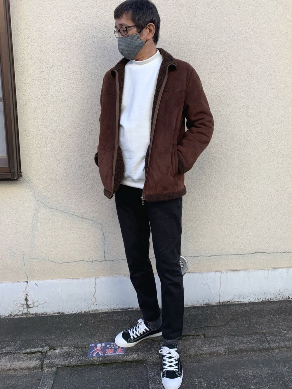 「シンプルコーデ、キレイめ、オトナカジュアル、UNIQLO、ブラウン、GU、Dickiesデニム、ムートンジャケット、無印良品スニーカー、ブラックデニム」｜「DickiesのDICKIES Jeans（デニムパンツ、ブラック系）」を使った、ノリスケさん（メンズ・180cm）の冬コーディネートの1枚目の写真