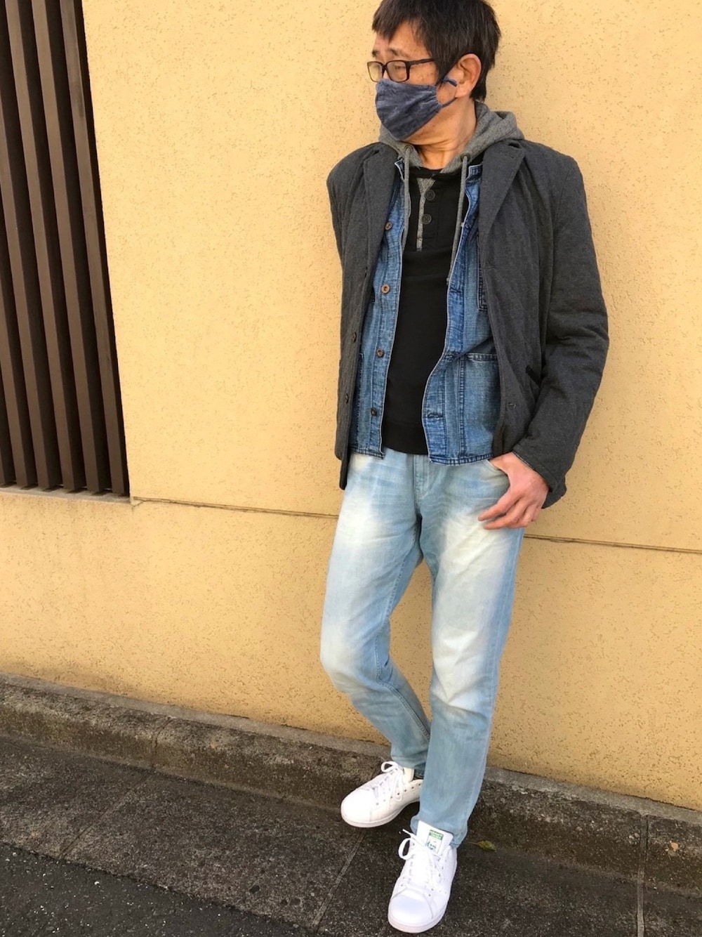 「お洒落さんとつながりたい、シンプル、オトナカジュアル、デニムジャケット、アディダススタンスミス、H&Mデニム、重ね着コーデ、パーカーコーデ、テーラードジャケット、ブルージーンズ」｜「H&Mのアイテム（デニムパンツ、ブルー系）」を使った、ノリスケさん（メンズ・180cm）の冬コーディネートの1枚目の写真