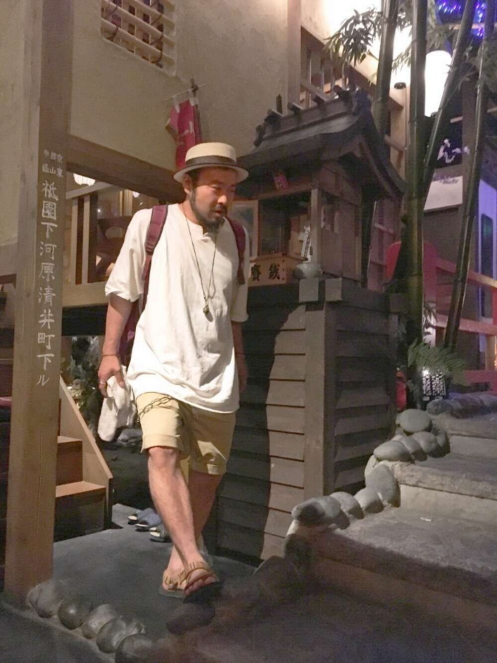 「夏コーデ、リラックススタイル、短パン、白Tシャツ、プチプラ、飲み屋にて、感謝、感謝！、感謝しかない！」｜「no brandのアイテム（Tシャツ/カットソー、ホワイト系）」を使った、歌右衛門さん（メンズ・169cm）の夏コーディネートの1枚目の写真