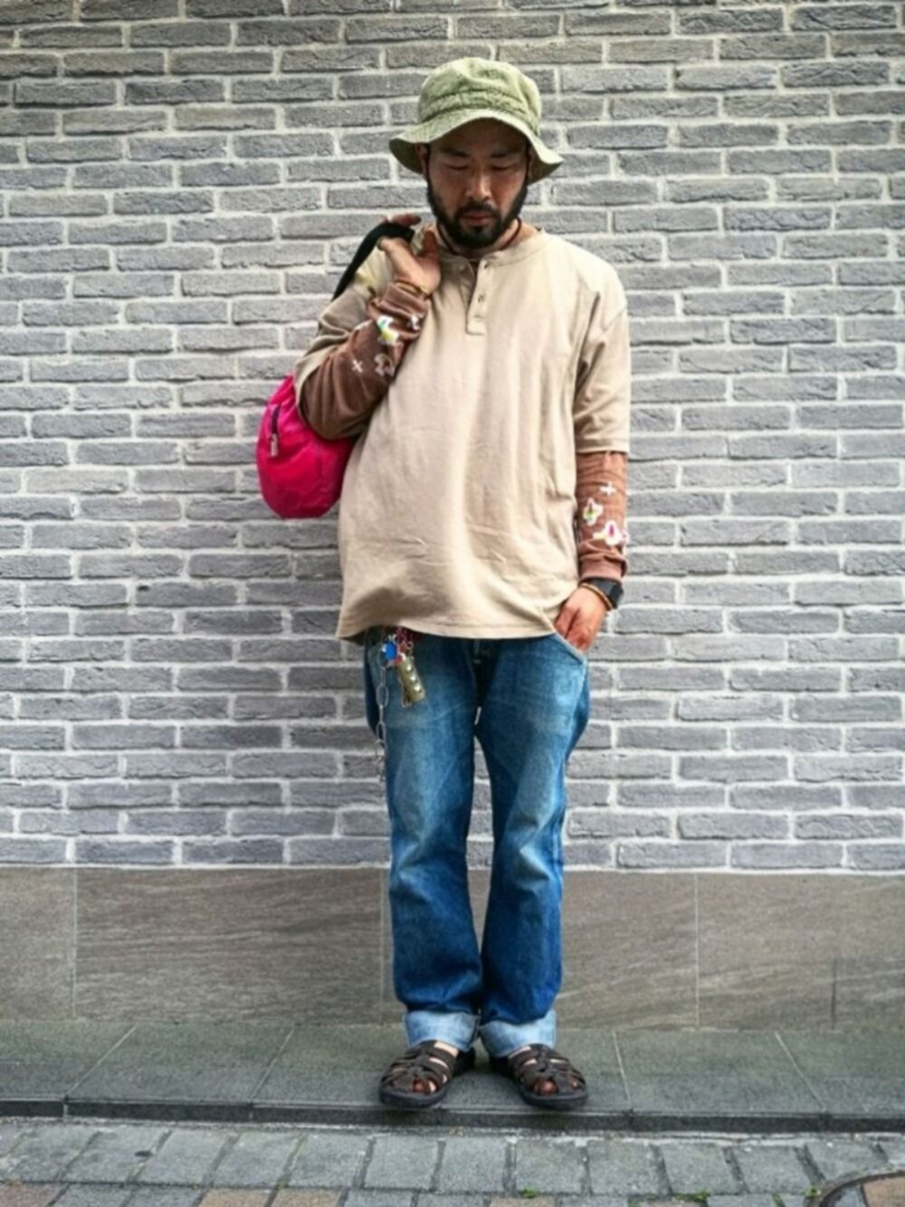 「デニムパンツ、アメカジ、バケットハット、サンダル、ロールアップ、重ね着、レイヤードスタイル」｜「Tevaのアイテム（サンダル、ブラウン系）」を使った、歌右衛門さん（メンズ・169cm）の春コーディネートの1枚目の写真