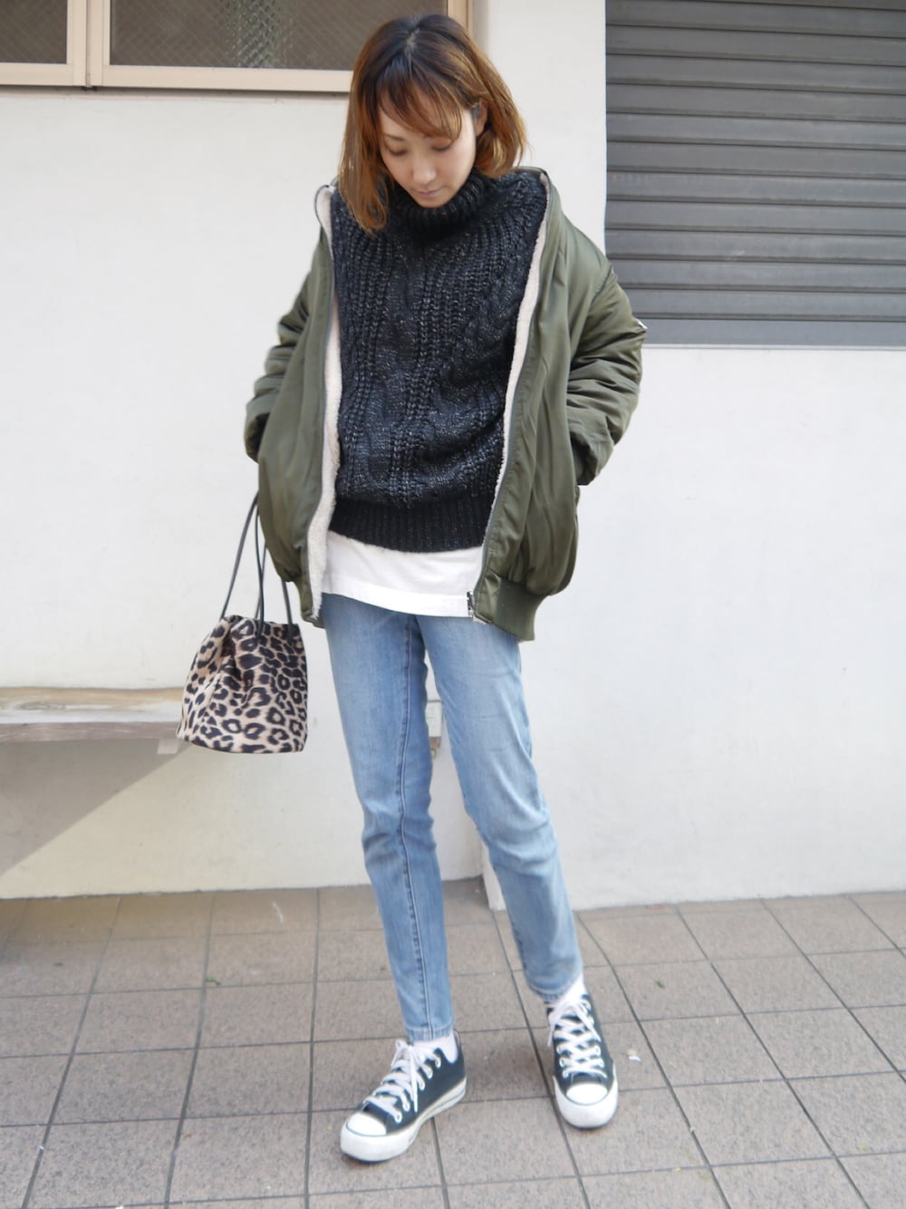 「大人カジュアル、ニット、ラフ、converse、レオパード、zozoデニム、MA-1、ケーブルニット、プチプラ」｜「CORNERSのシンプルロゴTシャツ（Tシャツ/カットソー、ホワイト系）」を使った、yuminyさん（レディース・162cm）の冬コーディネートの1枚目の写真